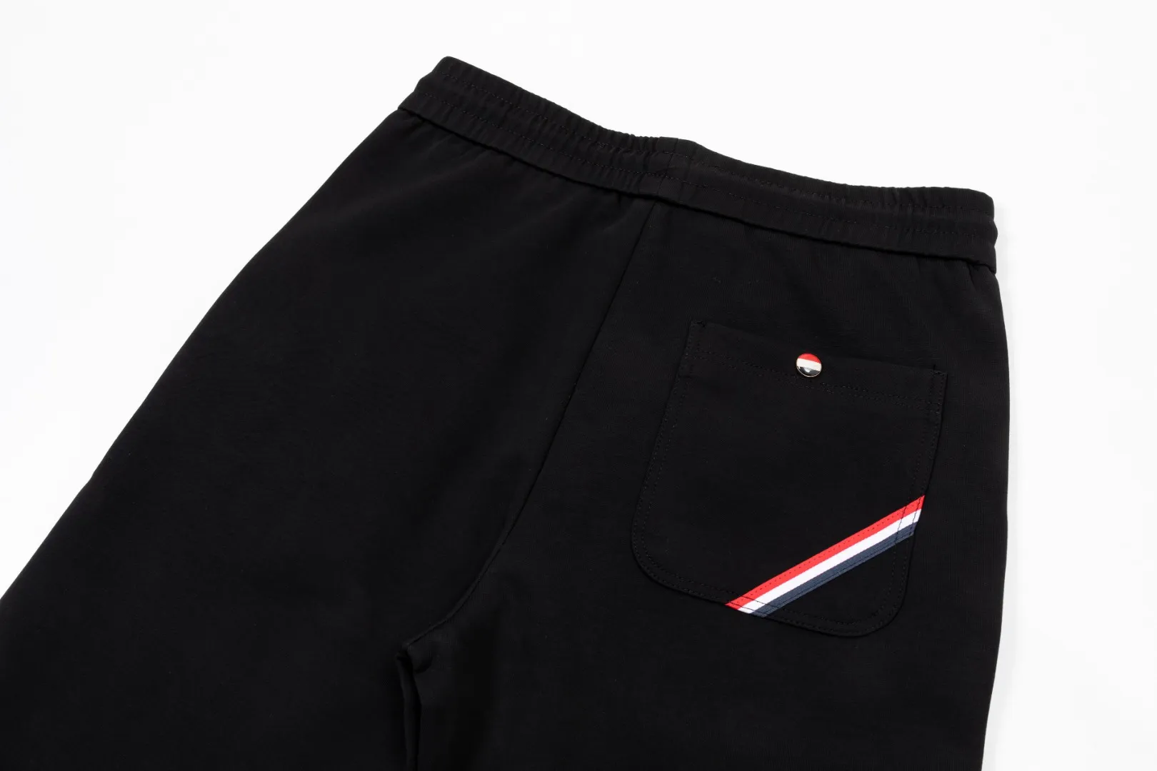 P290 Moncler 25 new autumn trousers European trade channels, direct delivery from Italian overseas warehouses, limited sales of overseas boutiques.  25SS new casual and fashionable sweatpants. This sweatpants adopts the design of big brands to create a fashionable trend. The details are exquisitely processed, showing super high quality.  The pants are embellished with iconic brand logos to highlight the brand style and create a fashionable and diverse look. Carefully crafted from 100% imported fabrics, they are soft and comfortable, and are skin-friendly and warm. They are a pair of pants that are comfortable both at home and when going out. You can just wear a jacket and a sweater to go out~ Color: Black Size: M L XL 2XL 3XL