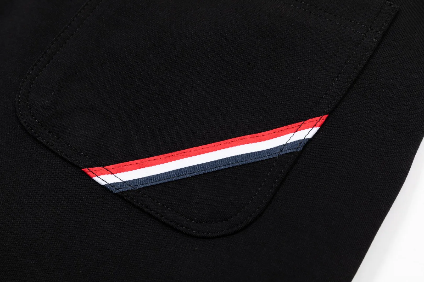 P290 Moncler 25 new autumn trousers European trade channels, direct delivery from Italian overseas warehouses, limited sales of overseas boutiques.  25SS new casual and fashionable sweatpants. This sweatpants adopts the design of big brands to create a fashionable trend. The details are exquisitely processed, showing super high quality.  The pants are embellished with iconic brand logos to highlight the brand style and create a fashionable and diverse look. Carefully crafted from 100% imported fabrics, they are soft and comfortable, and are skin-friendly and warm. They are a pair of pants that are comfortable both at home and when going out. You can just wear a jacket and a sweater to go out~ Color: Black Size: M L XL 2XL 3XL