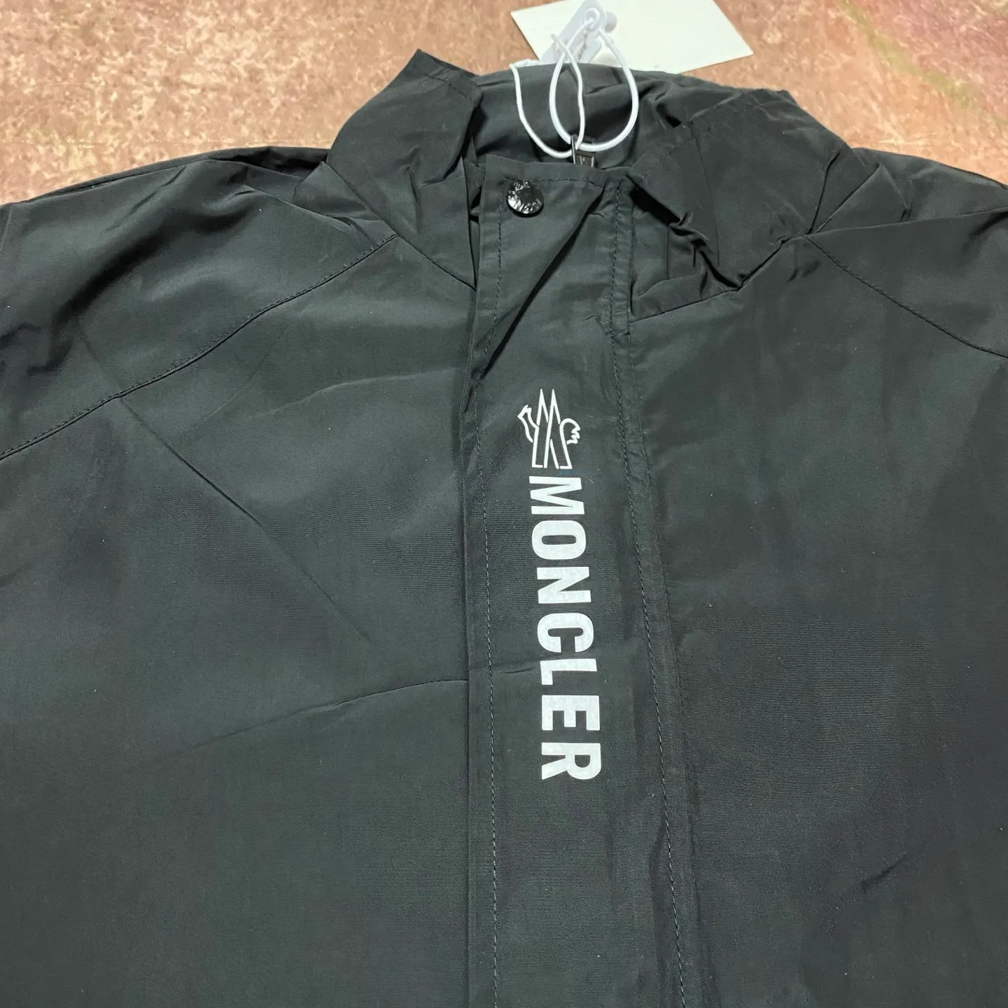 P360 moncler New coat, hot style, light luxury and fashionable stand-up collar jacket. Windproof fabric. Classic flame logo design. Zipper fly. Zipper pockets on both sides. The fabric is light and textured. Perfect details. Exquisite workmanship. Simple and fashionable. The upper body effect is particularly good. Suitable for spring and autumn. Color: navy blue black. Size: S M L XL