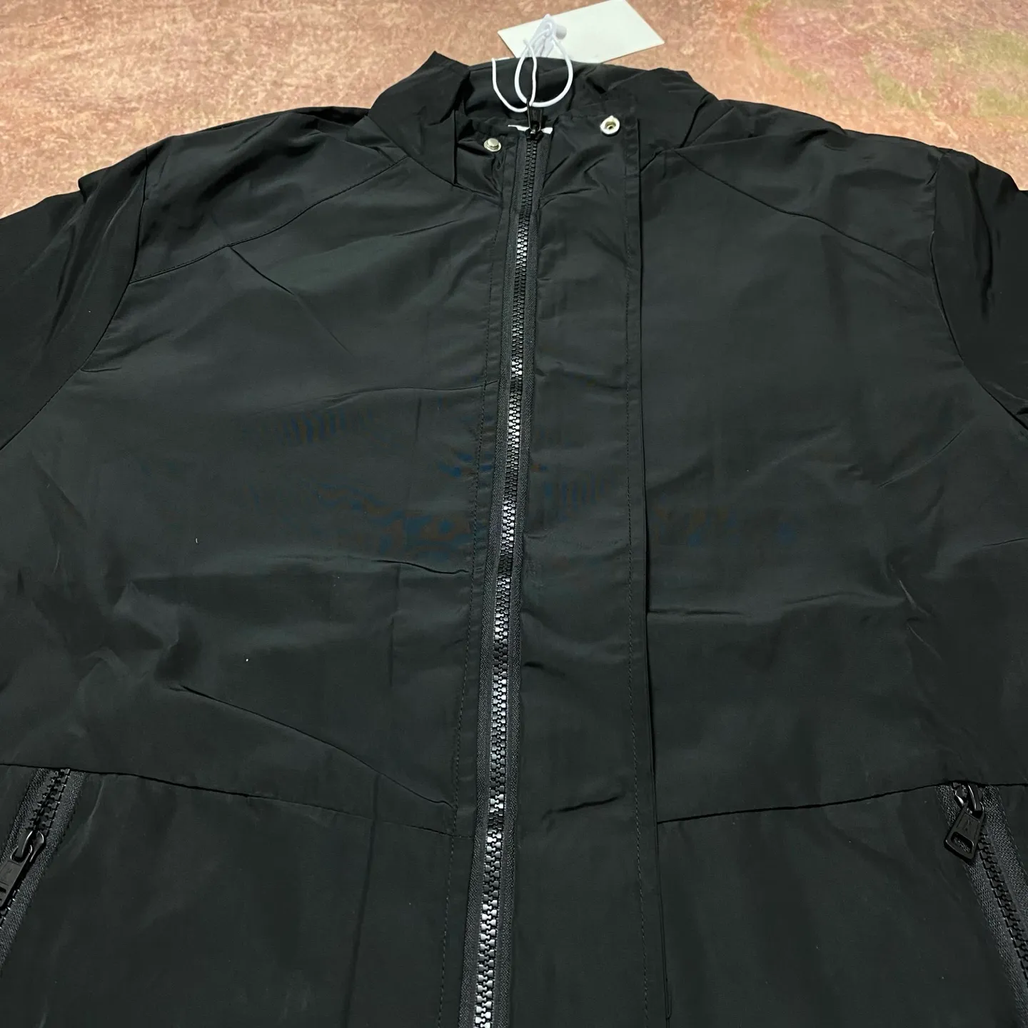 P360 moncler New coat, hot style, light luxury and fashionable stand-up collar jacket. Windproof fabric. Classic flame logo design. Zipper fly. Zipper pockets on both sides. The fabric is light and textured. Perfect details. Exquisite workmanship. Simple and fashionable. The upper body effect is particularly good. Suitable for spring and autumn. Color: navy blue black. Size: S M L XL