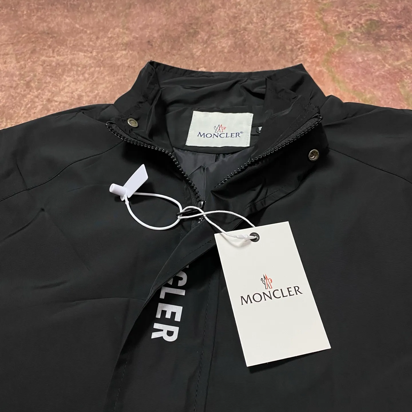 P360 moncler New coat, hot style, light luxury and fashionable stand-up collar jacket. Windproof fabric. Classic flame logo design. Zipper fly. Zipper pockets on both sides. The fabric is light and textured. Perfect details. Exquisite workmanship. Simple and fashionable. The upper body effect is particularly good. Suitable for spring and autumn. Color: navy blue black. Size: S M L XL