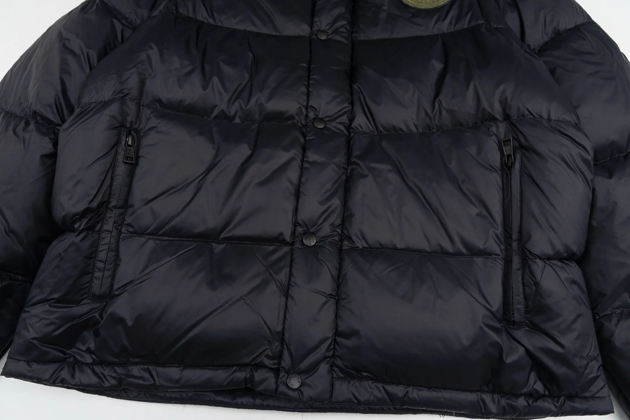 P840 model number Y181 Moncler Cyclone-Moncler 24 new style detachable sleeves two-in-one down jacket The fabric is made of nylon resin fabric, which is windproof and cold-proof in winter. The inner filling is made of 90 goose down, and the down filling is as high as 400g. The upper body is extremely warm. The clothes use the sleeve and hood removal process, which is complicated and time-consuming. It can be used as a vest when it is removed and can be worn multiple times. It has custom-made small letter buttons with a mask and a hardware logo slider. It is made from the original version of the authentic counter. It has three complete standards and the original version. It is a popular down jacket that has been in the market for 24 years. You can buy it with confidence. Color: Black red/black green Size: 1 2 3 4