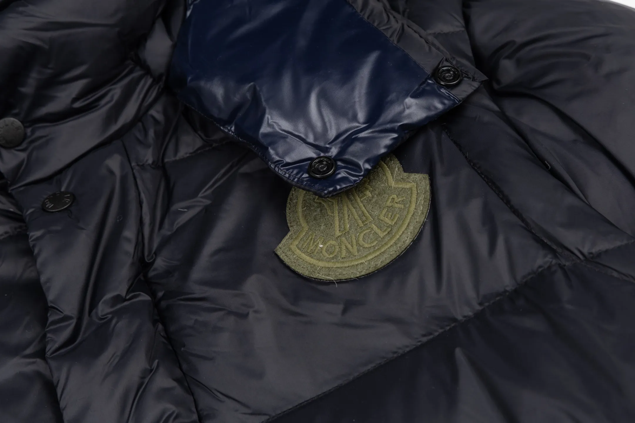 P840 model number Y181 Moncler Cyclone-Moncler 24 new style detachable sleeves two-in-one down jacket The fabric is made of nylon resin fabric, which is windproof and cold-proof in winter. The inner filling is made of 90 goose down, and the down filling is as high as 400g. The upper body is extremely warm. The clothes use the sleeve and hood removal process, which is complicated and time-consuming. It can be used as a vest when it is removed and can be worn multiple times. It has custom-made small letter buttons with a mask and a hardware logo slider. It is made from the original version of the authentic counter. It has three complete standards and the original version. It is a popular down jacket that has been in the market for 24 years. You can buy it with confidence. Color: Black red/black green Size: 1 2 3 4