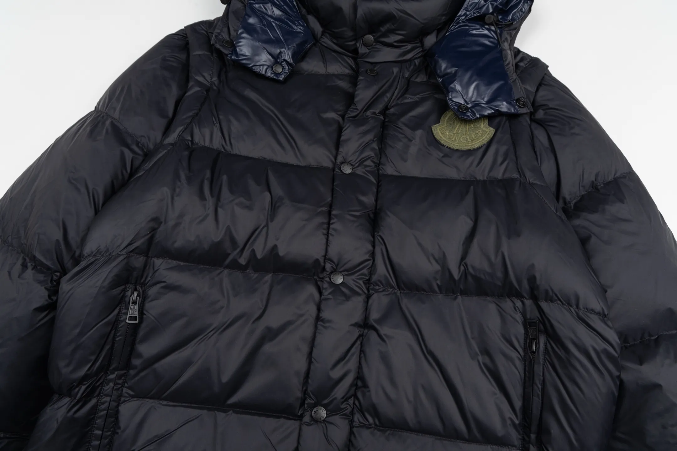 P840 model number Y181 Moncler Cyclone-Moncler 24 new style detachable sleeves two-in-one down jacket The fabric is made of nylon resin fabric, which is windproof and cold-proof in winter. The inner filling is made of 90 goose down, and the down filling is as high as 400g. The upper body is extremely warm. The clothes use the sleeve and hood removal process, which is complicated and time-consuming. It can be used as a vest when it is removed and can be worn multiple times. It has custom-made small letter buttons with a mask and a hardware logo slider. It is made from the original version of the authentic counter. It has three complete standards and the original version. It is a popular down jacket that has been in the market for 24 years. You can buy it with confidence. Color: Black red/black green Size: 1 2 3 4