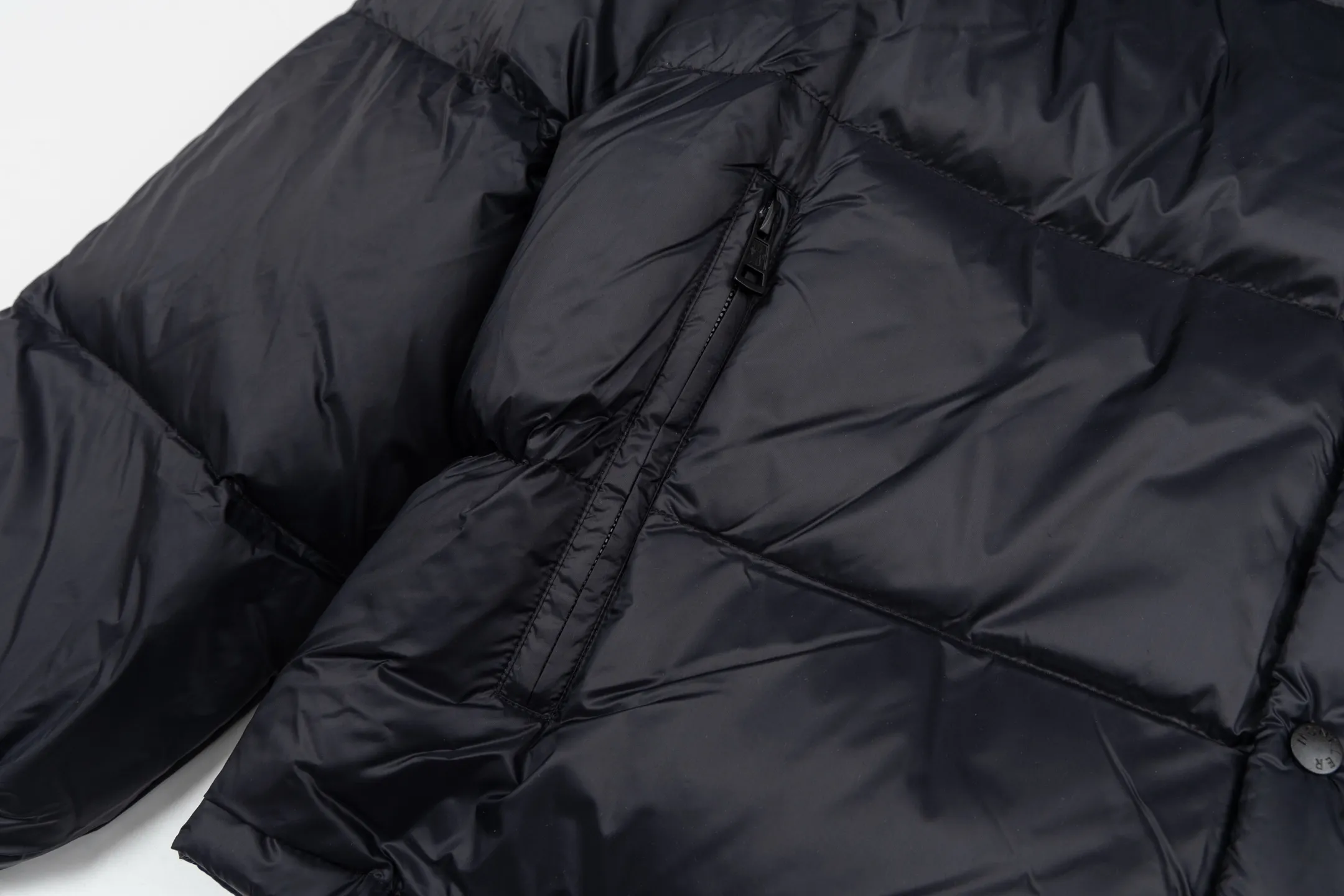 P840 model number Y181 Moncler Cyclone-Moncler 24 new style detachable sleeves two-in-one down jacket The fabric is made of nylon resin fabric, which is windproof and cold-proof in winter. The inner filling is made of 90 goose down, and the down filling is as high as 400g. The upper body is extremely warm. The clothes use the sleeve and hood removal process, which is complicated and time-consuming. It can be used as a vest when it is removed and can be worn multiple times. It has custom-made small letter buttons with a mask and a hardware logo slider. It is made from the original version of the authentic counter. It has three complete standards and the original version. It is a popular down jacket that has been in the market for 24 years. You can buy it with confidence. Color: Black red/black green Size: 1 2 3 4