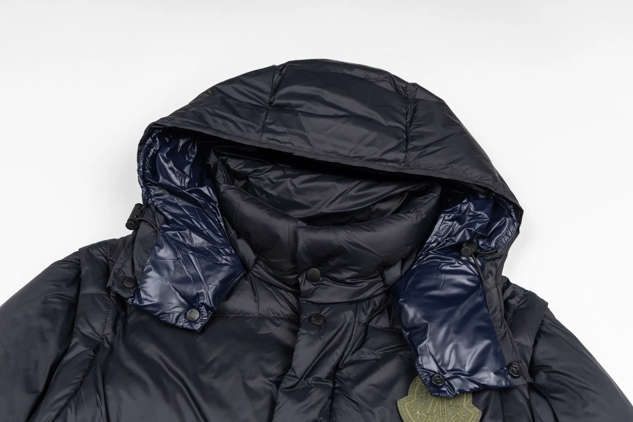 P840 model number Y181 Moncler Cyclone-Moncler 24 new style detachable sleeves two-in-one down jacket The fabric is made of nylon resin fabric, which is windproof and cold-proof in winter. The inner filling is made of 90 goose down, and the down filling is as high as 400g. The upper body is extremely warm. The clothes use the sleeve and hood removal process, which is complicated and time-consuming. It can be used as a vest when it is removed and can be worn multiple times. It has custom-made small letter buttons with a mask and a hardware logo slider. It is made from the original version of the authentic counter. It has three complete standards and the original version. It is a popular down jacket that has been in the market for 24 years. You can buy it with confidence. Color: Black red/black green Size: 1 2 3 4