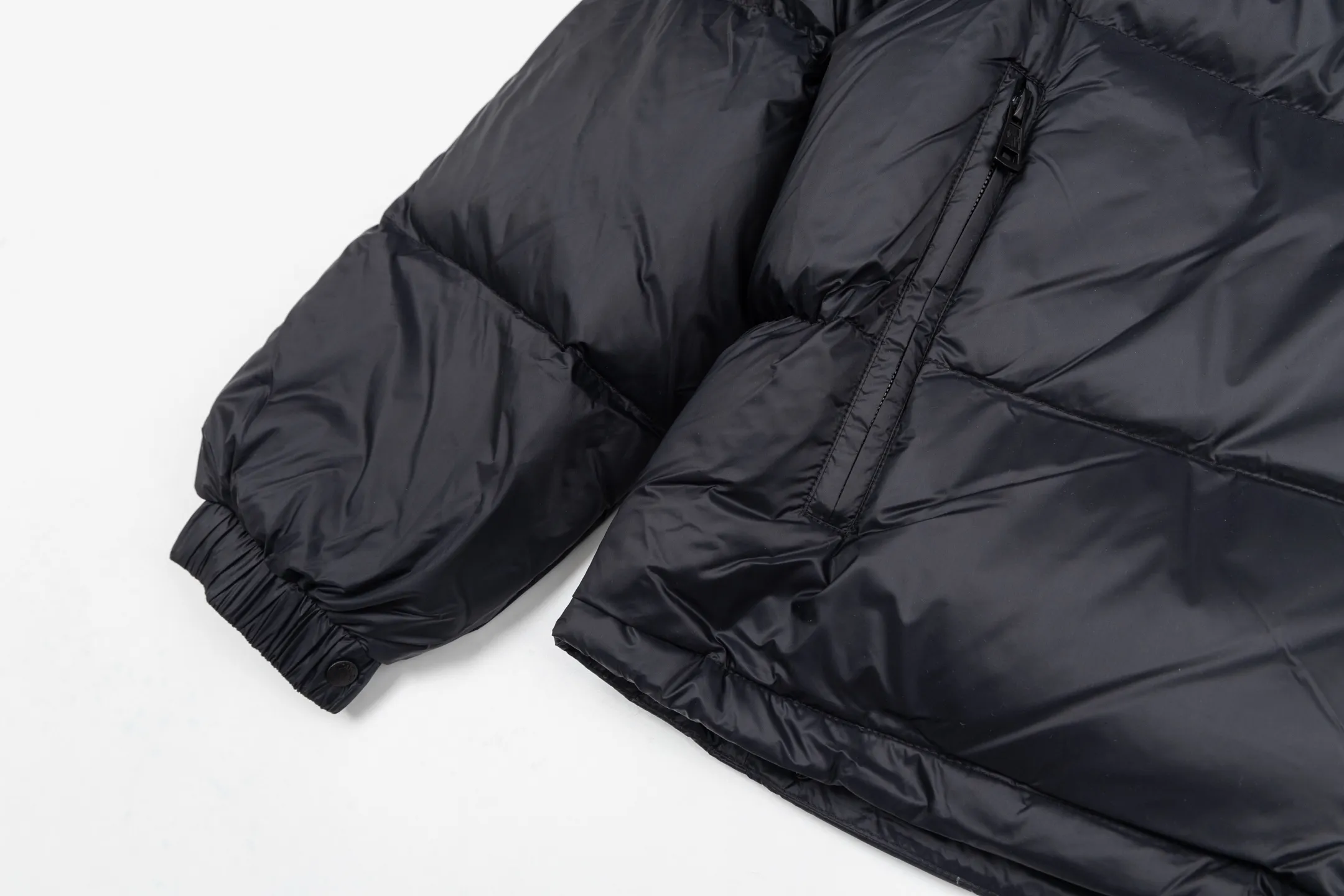 P840 model number Y181 Moncler Cyclone-Moncler 24 new style detachable sleeves two-in-one down jacket The fabric is made of nylon resin fabric, which is windproof and cold-proof in winter. The inner filling is made of 90 goose down, and the down filling is as high as 400g. The upper body is extremely warm. The clothes use the sleeve and hood removal process, which is complicated and time-consuming. It can be used as a vest when it is removed and can be worn multiple times. It has custom-made small letter buttons with a mask and a hardware logo slider. It is made from the original version of the authentic counter. It has three complete standards and the original version. It is a popular down jacket that has been in the market for 24 years. You can buy it with confidence. Color: Black red/black green Size: 1 2 3 4