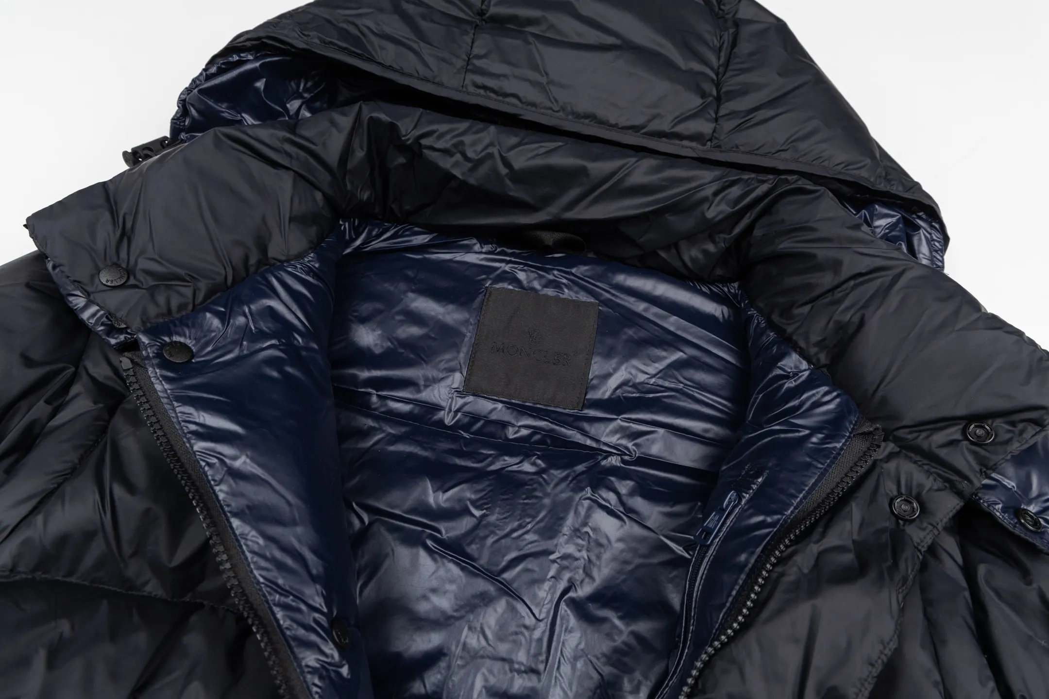 P840 model number Y181 Moncler Cyclone-Moncler 24 new style detachable sleeves two-in-one down jacket The fabric is made of nylon resin fabric, which is windproof and cold-proof in winter. The inner filling is made of 90 goose down, and the down filling is as high as 400g. The upper body is extremely warm. The clothes use the sleeve and hood removal process, which is complicated and time-consuming. It can be used as a vest when it is removed and can be worn multiple times. It has custom-made small letter buttons with a mask and a hardware logo slider. It is made from the original version of the authentic counter. It has three complete standards and the original version. It is a popular down jacket that has been in the market for 24 years. You can buy it with confidence. Color: Black red/black green Size: 1 2 3 4