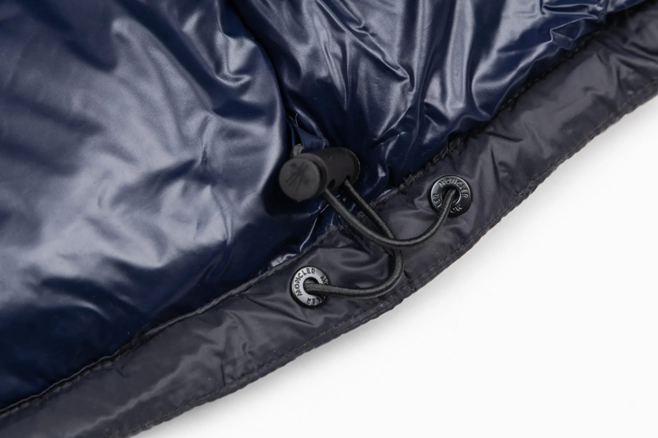 P840 model number Y181 Moncler Cyclone-Moncler 24 new style detachable sleeves two-in-one down jacket The fabric is made of nylon resin fabric, which is windproof and cold-proof in winter. The inner filling is made of 90 goose down, and the down filling is as high as 400g. The upper body is extremely warm. The clothes use the sleeve and hood removal process, which is complicated and time-consuming. It can be used as a vest when it is removed and can be worn multiple times. It has custom-made small letter buttons with a mask and a hardware logo slider. It is made from the original version of the authentic counter. It has three complete standards and the original version. It is a popular down jacket that has been in the market for 24 years. You can buy it with confidence. Color: Black red/black green Size: 1 2 3 4