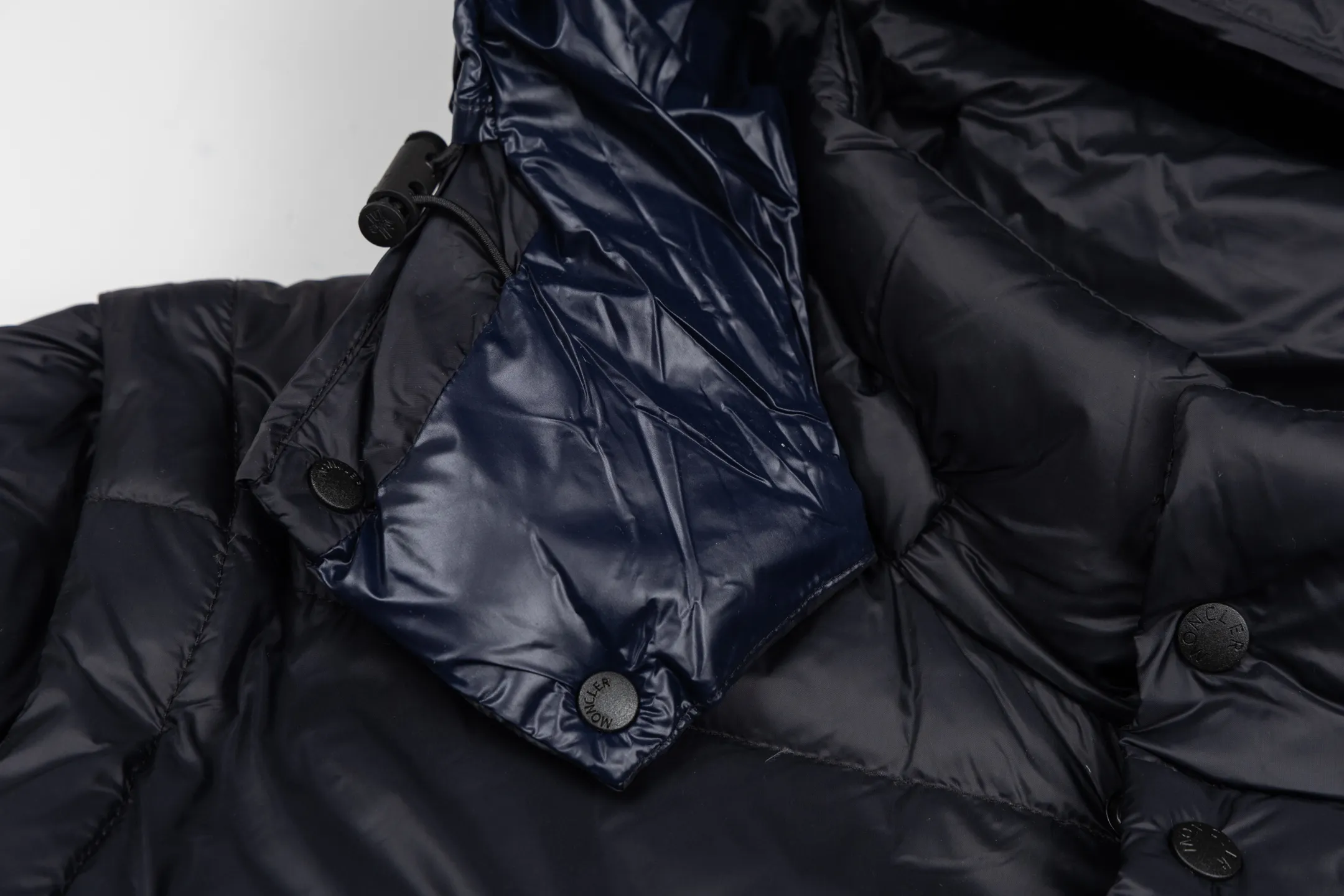 P840 model number Y181 Moncler Cyclone-Moncler 24 new style detachable sleeves two-in-one down jacket The fabric is made of nylon resin fabric, which is windproof and cold-proof in winter. The inner filling is made of 90 goose down, and the down filling is as high as 400g. The upper body is extremely warm. The clothes use the sleeve and hood removal process, which is complicated and time-consuming. It can be used as a vest when it is removed and can be worn multiple times. It has custom-made small letter buttons with a mask and a hardware logo slider. It is made from the original version of the authentic counter. It has three complete standards and the original version. It is a popular down jacket that has been in the market for 24 years. You can buy it with confidence. Color: Black red/black green Size: 1 2 3 4