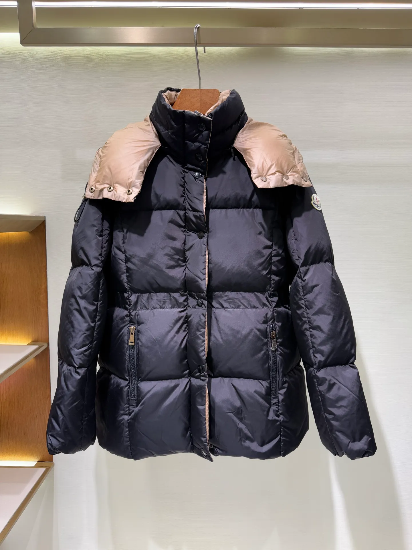 P1320 Moncler Men's Mouth Waisted Black Gold Agneux Women's Square Quilted Hooded Short Down Jacket The Agneux down jacket combines protective fabrics and exquisite textures. Short fit in functional nylon with a glossy satin finish. Paired with a nipped-in waist design, it outlines a feminine silhouette.  Fabric: Made of nylon, Longue saisont, filled with down (90 down white goose down) Craftsmanship: Removable and adjustable hood, zipper and snap closure, zipper pockets, elastic waist (supports NFC chip function) Size: 0 1 2 3 5555070