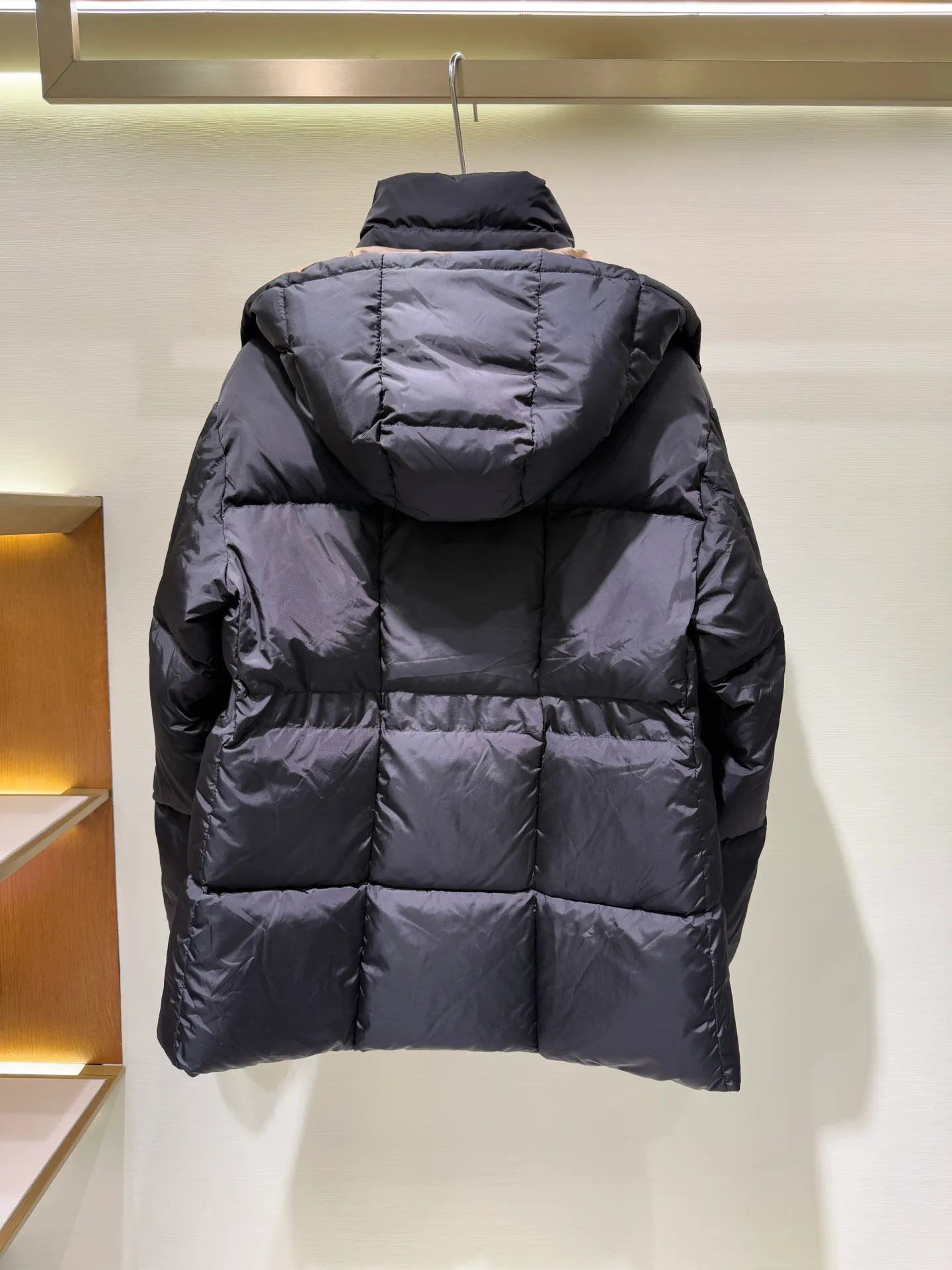 P1320 Moncler Men's Mouth Waisted Black Gold Agneux Women's Square Quilted Hooded Short Down Jacket The Agneux down jacket combines protective fabrics and exquisite textures. Short fit in functional nylon with a glossy satin finish. Paired with a nipped-in waist design, it outlines a feminine silhouette.  Fabric: Made of nylon, Longue saisont, filled with down (90 down white goose down) Craftsmanship: Removable and adjustable hood, zipper and snap closure, zipper pockets, elastic waist (supports NFC chip function) Size: 0 1 2 3 5555070