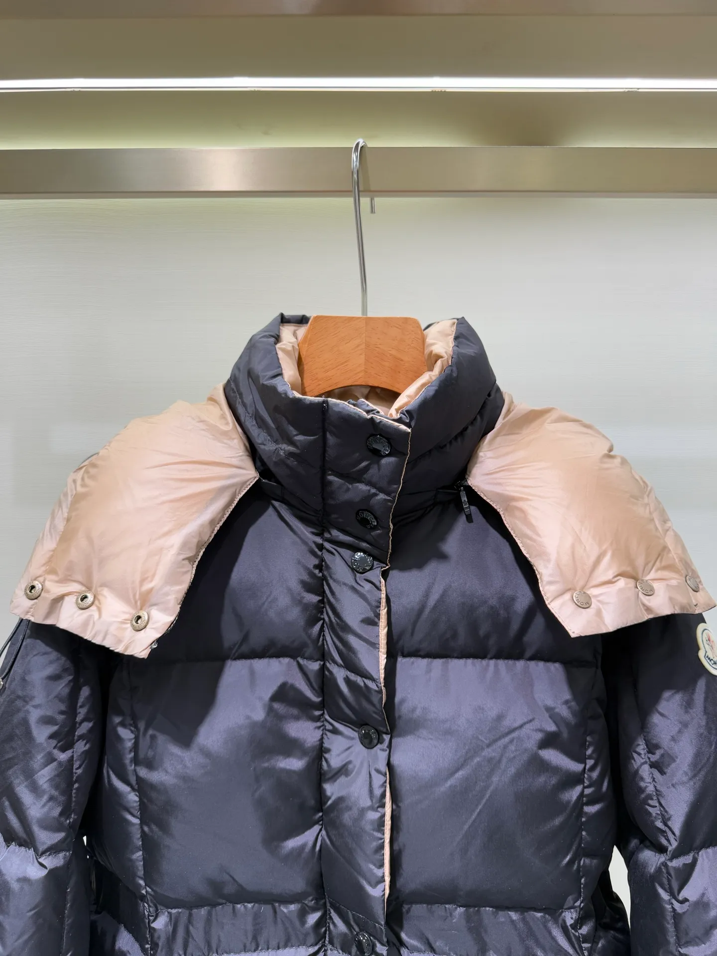 P1320 Moncler Men's Mouth Waisted Black Gold Agneux Women's Square Quilted Hooded Short Down Jacket The Agneux down jacket combines protective fabrics and exquisite textures. Short fit in functional nylon with a glossy satin finish. Paired with a nipped-in waist design, it outlines a feminine silhouette.  Fabric: Made of nylon, Longue saisont, filled with down (90 down white goose down) Craftsmanship: Removable and adjustable hood, zipper and snap closure, zipper pockets, elastic waist (supports NFC chip function) Size: 0 1 2 3 5555070