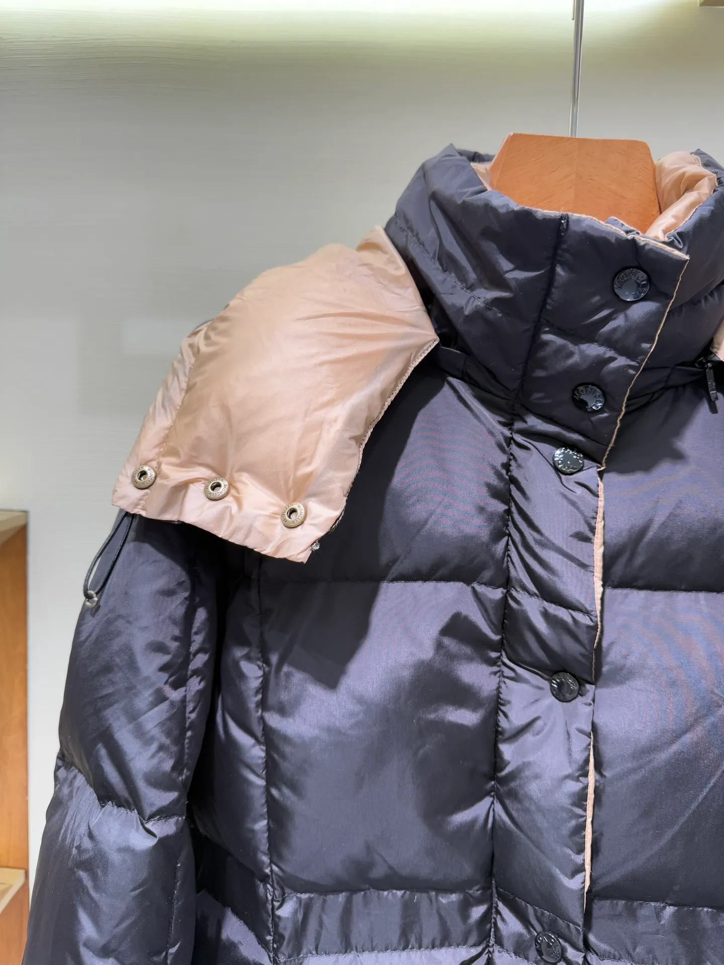 P1320 Moncler Men's Mouth Waisted Black Gold Agneux Women's Square Quilted Hooded Short Down Jacket The Agneux down jacket combines protective fabrics and exquisite textures. Short fit in functional nylon with a glossy satin finish. Paired with a nipped-in waist design, it outlines a feminine silhouette.  Fabric: Made of nylon, Longue saisont, filled with down (90 down white goose down) Craftsmanship: Removable and adjustable hood, zipper and snap closure, zipper pockets, elastic waist (supports NFC chip function) Size: 0 1 2 3 5555070