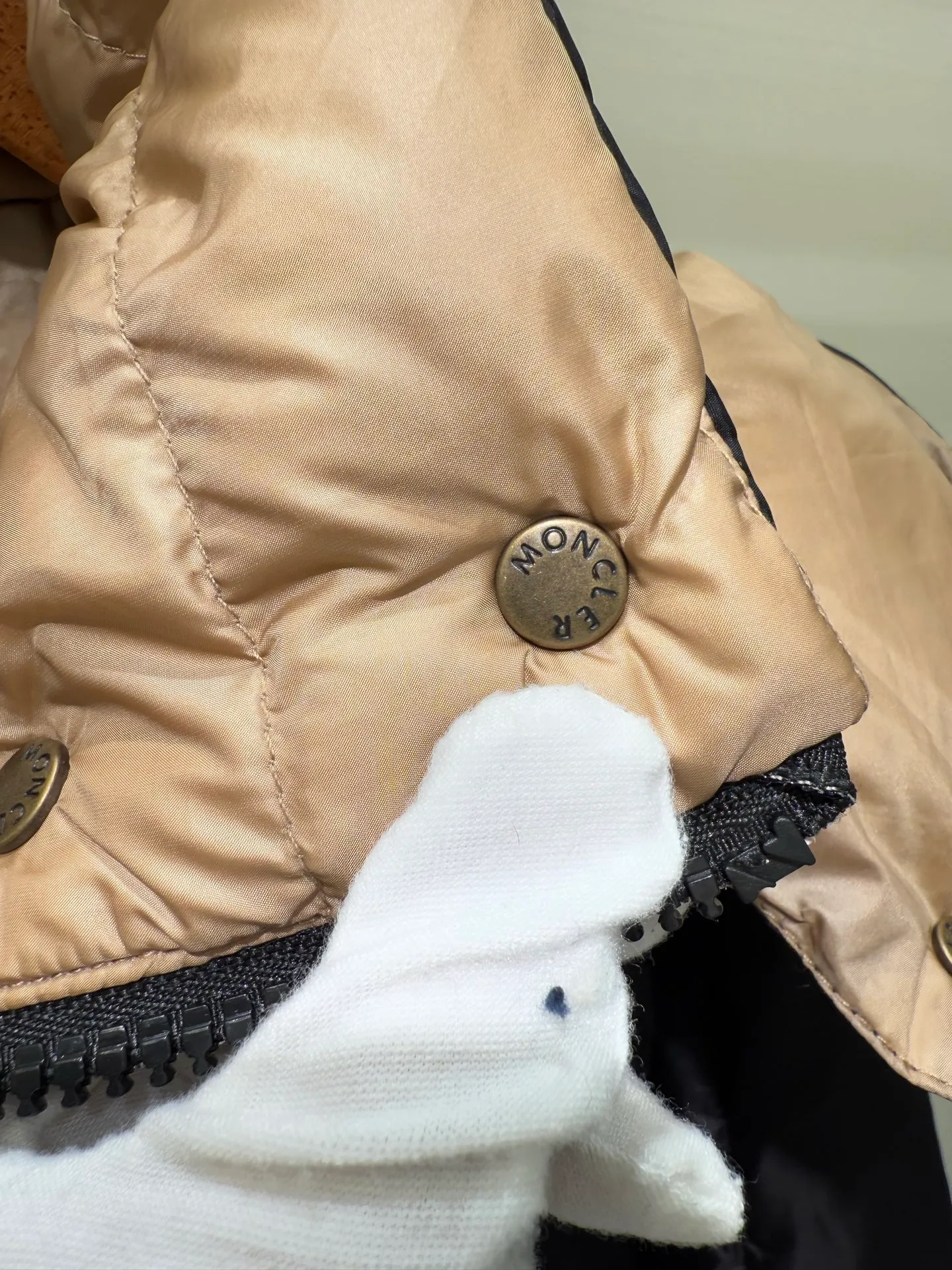 P1320 Moncler Men's Mouth Waisted Black Gold Agneux Women's Square Quilted Hooded Short Down Jacket The Agneux down jacket combines protective fabrics and exquisite textures. Short fit in functional nylon with a glossy satin finish. Paired with a nipped-in waist design, it outlines a feminine silhouette.  Fabric: Made of nylon, Longue saisont, filled with down (90 down white goose down) Craftsmanship: Removable and adjustable hood, zipper and snap closure, zipper pockets, elastic waist (supports NFC chip function) Size: 0 1 2 3 5555070