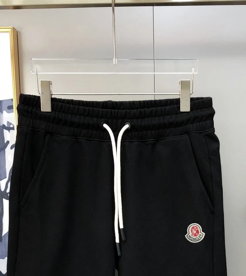 P230 Moncler 2024 new original men's casual shorts, the latest release on the official website of the counter, ✨ High-end quality, simple, fashionable and elegant ✨ Classic logo LOGO design, customized original imported 100% cotton fabric, simple and elegant, versatile style, elegant and handsome upper body, brand new sense of sight! The details are all in place, no one is picky about the upper body, and you must pay for your own money. Size: S-XL (can wear up to 185 pounds, please state your height and weight when placing an order) Black Gray
