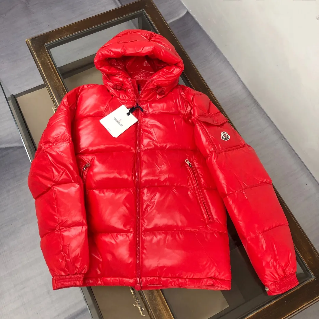 P900 Moncler Meng Mouth #hooded Maya is cut to create a smart posture. Wear the 2024 autumn and winter Moncler main line down jacket to return to the hustle and bustle of the city.  The main series for muzzles, filled with 90% down, which is warm, comfortable and not bulky. The bread suit pattern is formed by large squares. Each square is evenly distributed, firmly locking the down and keeping your body warm! Color: Black Red Size: 1-2-3-4-5 (M～3xl)