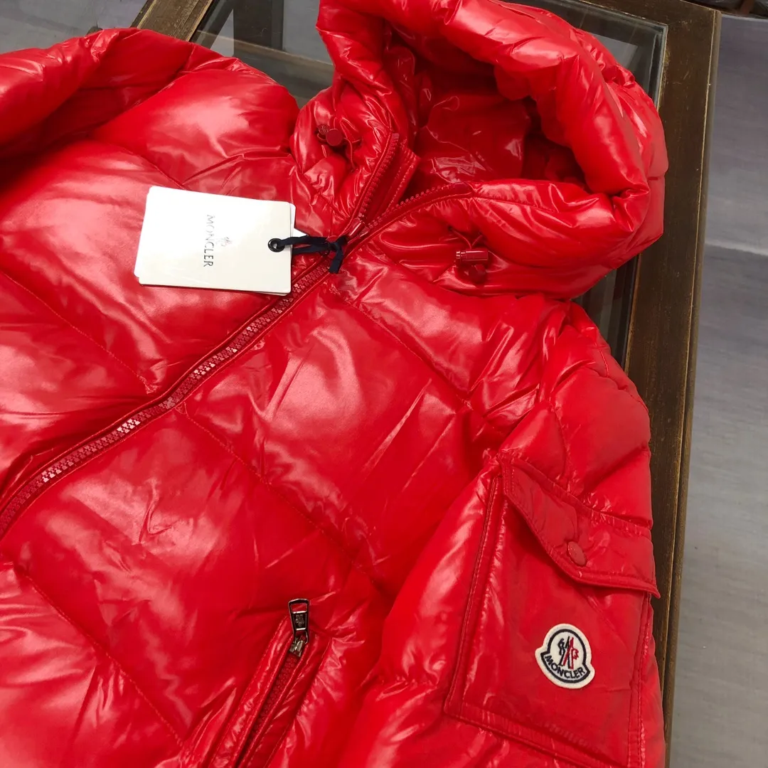 P900 Moncler Meng Mouth #hooded Maya is cut to create a smart posture. Wear the 2024 autumn and winter Moncler main line down jacket to return to the hustle and bustle of the city.  The main series for muzzles, filled with 90% down, which is warm, comfortable and not bulky. The bread suit pattern is formed by large squares. Each square is evenly distributed, firmly locking the down and keeping your body warm! Color: Black Red Size: 1-2-3-4-5 (M～3xl)