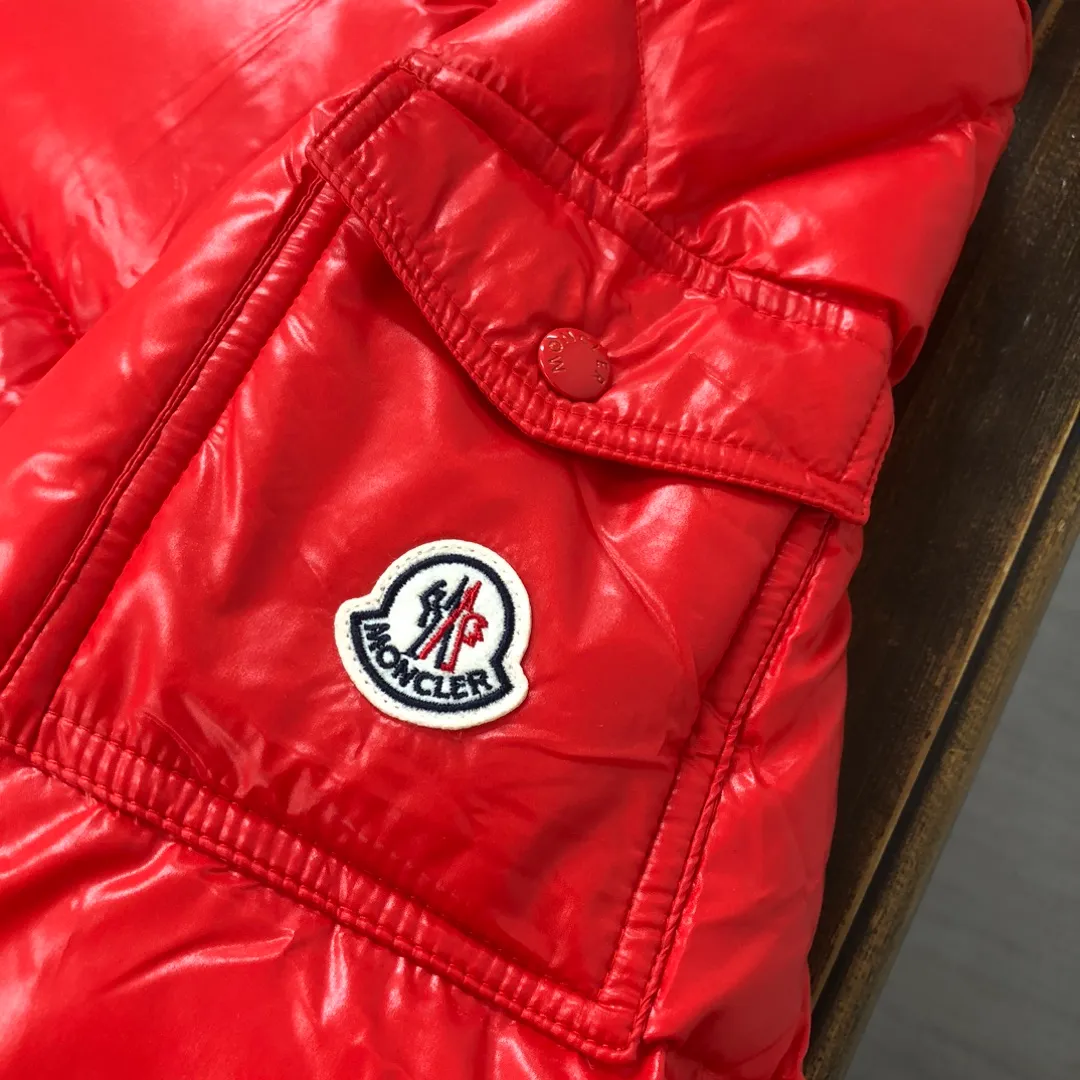 P900 Moncler Meng Mouth #hooded Maya is cut to create a smart posture. Wear the 2024 autumn and winter Moncler main line down jacket to return to the hustle and bustle of the city.  The main series for muzzles, filled with 90% down, which is warm, comfortable and not bulky. The bread suit pattern is formed by large squares. Each square is evenly distributed, firmly locking the down and keeping your body warm! Color: Black Red Size: 1-2-3-4-5 (M～3xl)