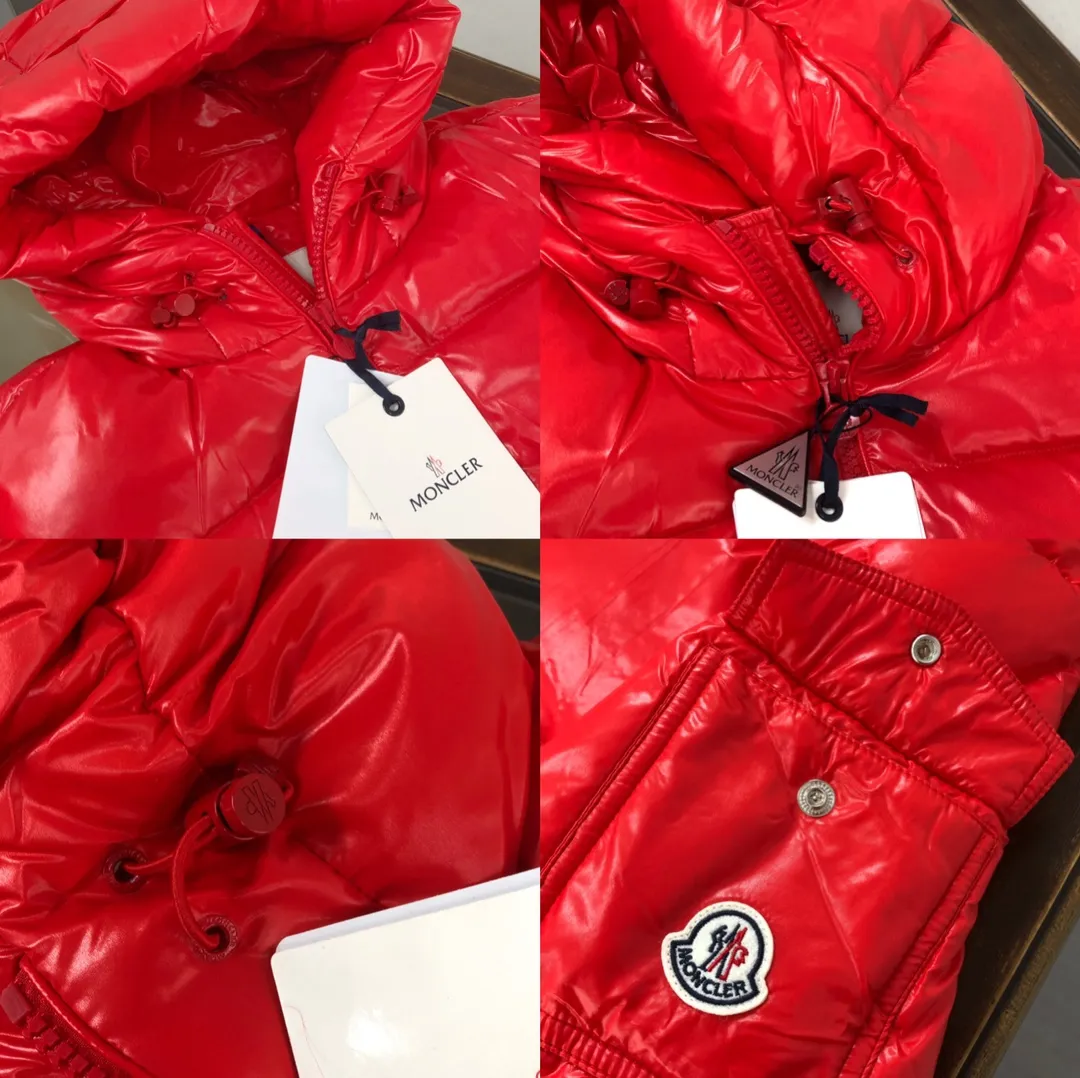 P900 Moncler Meng Mouth #hooded Maya is cut to create a smart posture. Wear the 2024 autumn and winter Moncler main line down jacket to return to the hustle and bustle of the city.  The main series for muzzles, filled with 90% down, which is warm, comfortable and not bulky. The bread suit pattern is formed by large squares. Each square is evenly distributed, firmly locking the down and keeping your body warm! Color: Black Red Size: 1-2-3-4-5 (M～3xl)