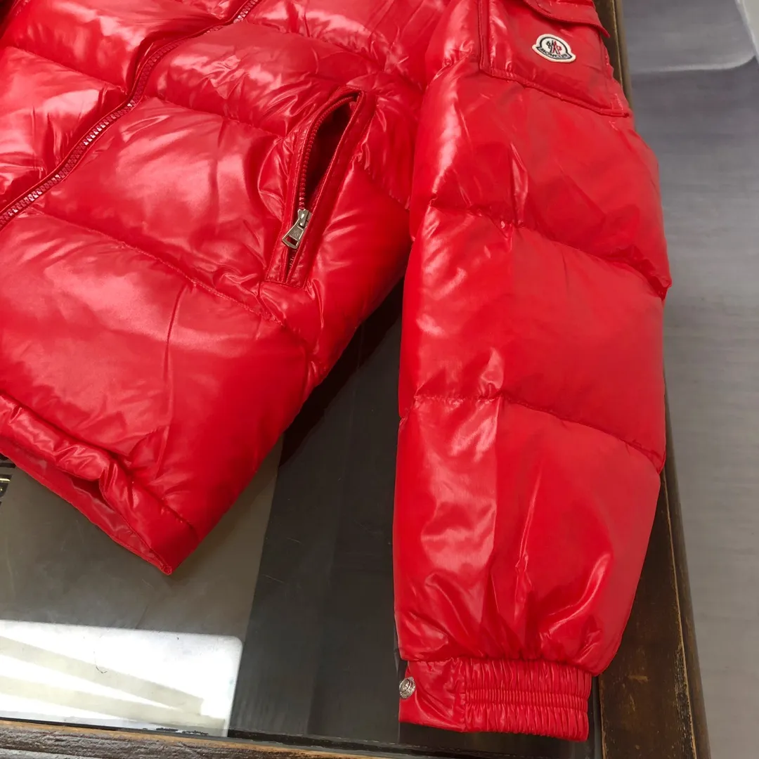P900 Moncler Meng Mouth #hooded Maya is cut to create a smart posture. Wear the 2024 autumn and winter Moncler main line down jacket to return to the hustle and bustle of the city.  The main series for muzzles, filled with 90% down, which is warm, comfortable and not bulky. The bread suit pattern is formed by large squares. Each square is evenly distributed, firmly locking the down and keeping your body warm! Color: Black Red Size: 1-2-3-4-5 (M～3xl)