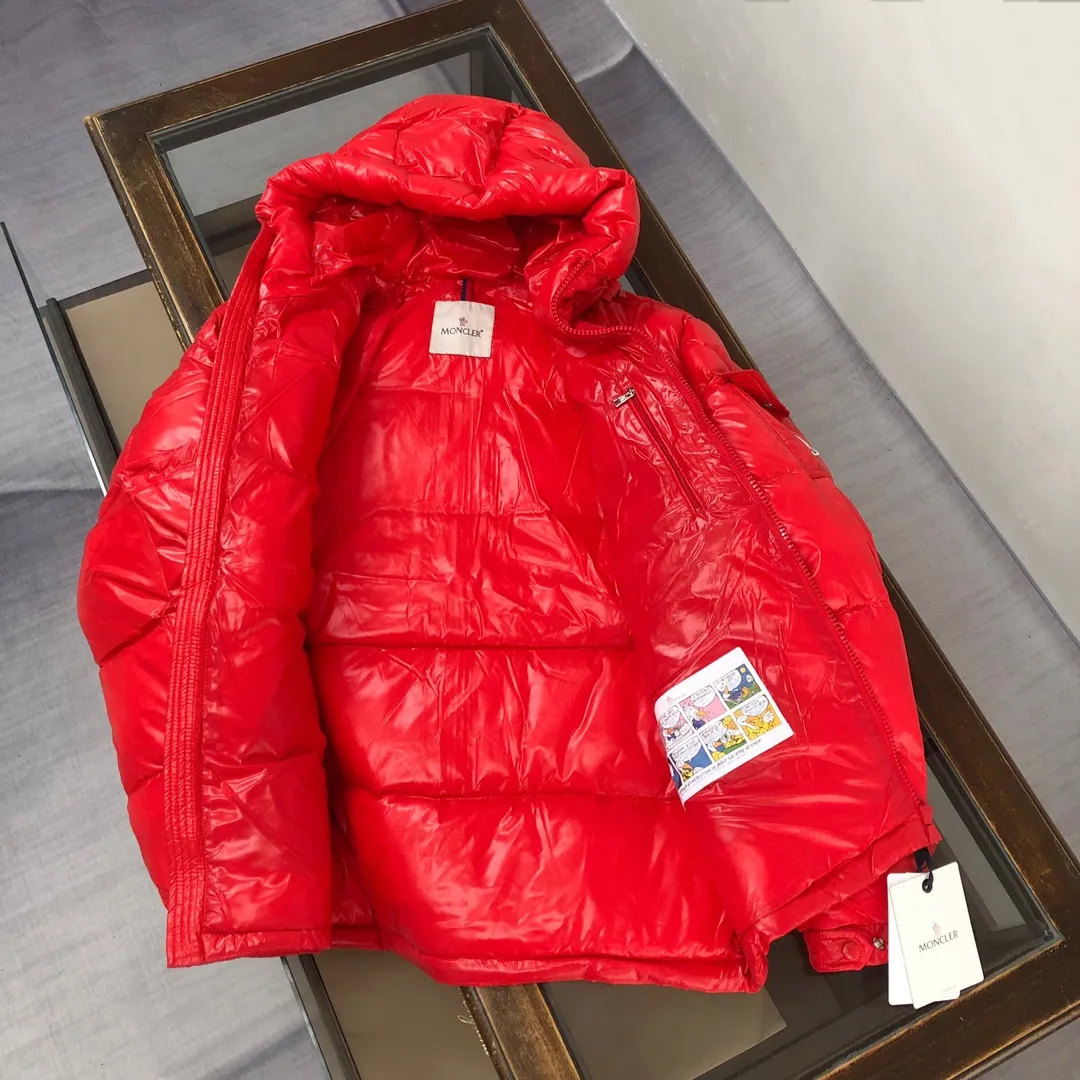 P900 Moncler Meng Mouth #hooded Maya is cut to create a smart posture. Wear the 2024 autumn and winter Moncler main line down jacket to return to the hustle and bustle of the city.  The main series for muzzles, filled with 90% down, which is warm, comfortable and not bulky. The bread suit pattern is formed by large squares. Each square is evenly distributed, firmly locking the down and keeping your body warm! Color: Black Red Size: 1-2-3-4-5 (M～3xl)