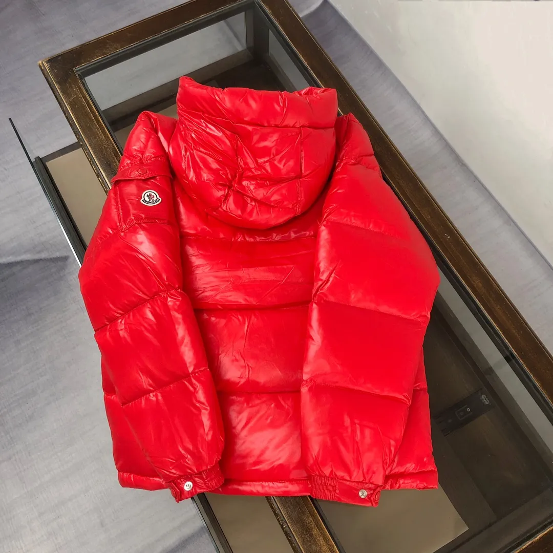 P900 Moncler Meng Mouth #hooded Maya is cut to create a smart posture. Wear the 2024 autumn and winter Moncler main line down jacket to return to the hustle and bustle of the city.  The main series for muzzles, filled with 90% down, which is warm, comfortable and not bulky. The bread suit pattern is formed by large squares. Each square is evenly distributed, firmly locking the down and keeping your body warm! Color: Black Red Size: 1-2-3-4-5 (M～3xl)