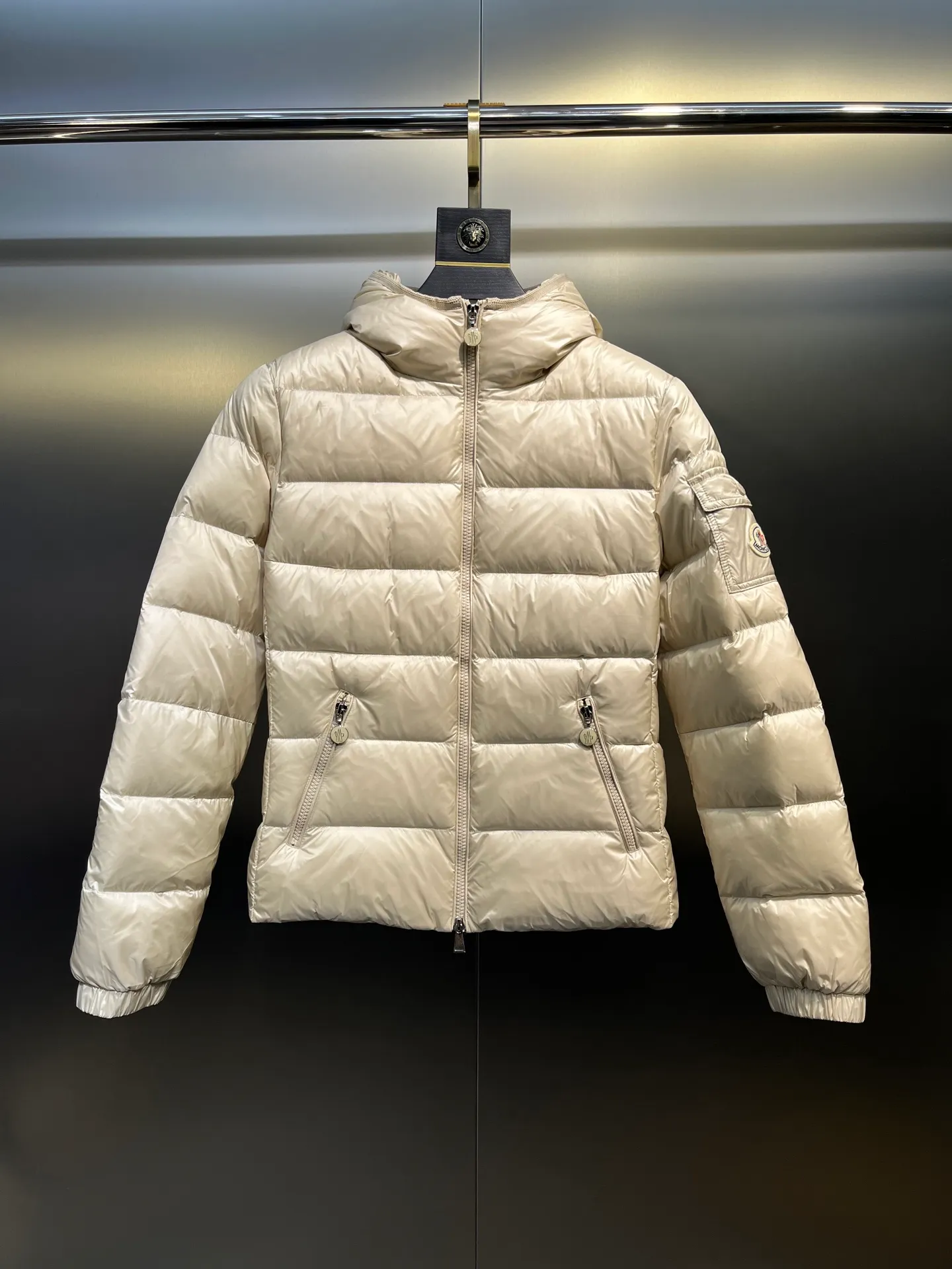 P980 moncler 🌟 2025 autumn and winter new down jacket. Original customized hardware accessories are all imported and original customization. Welcome to compare. Absolutely high quality. Made of top 90 white duck down. Super soft. Filled with fluffy and full feathers. Super heavy work. Fabric workmanship and perfect pattern. Pay attention to the fabric. Super comfortable. Exclusive model. Non-market goods. Same sizes for men and women.  size: 1234