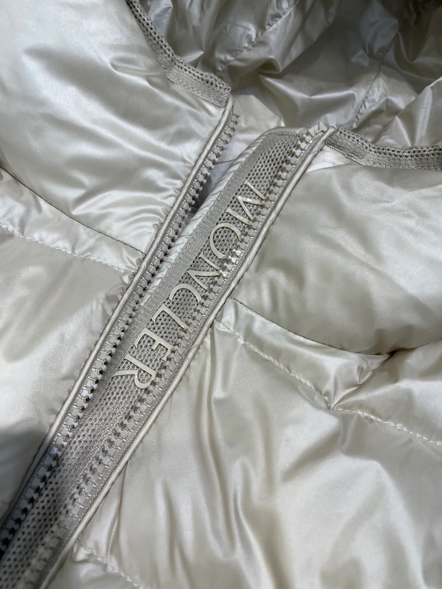 P980 moncler 🌟 2025 autumn and winter new down jacket. Original customized hardware accessories are all imported and original customization. Welcome to compare. Absolutely high quality. Made of top 90 white duck down. Super soft. Filled with fluffy and full feathers. Super heavy work. Fabric workmanship and perfect pattern. Pay attention to the fabric. Super comfortable. Exclusive model. Non-market goods. Same sizes for men and women.  size: 1234