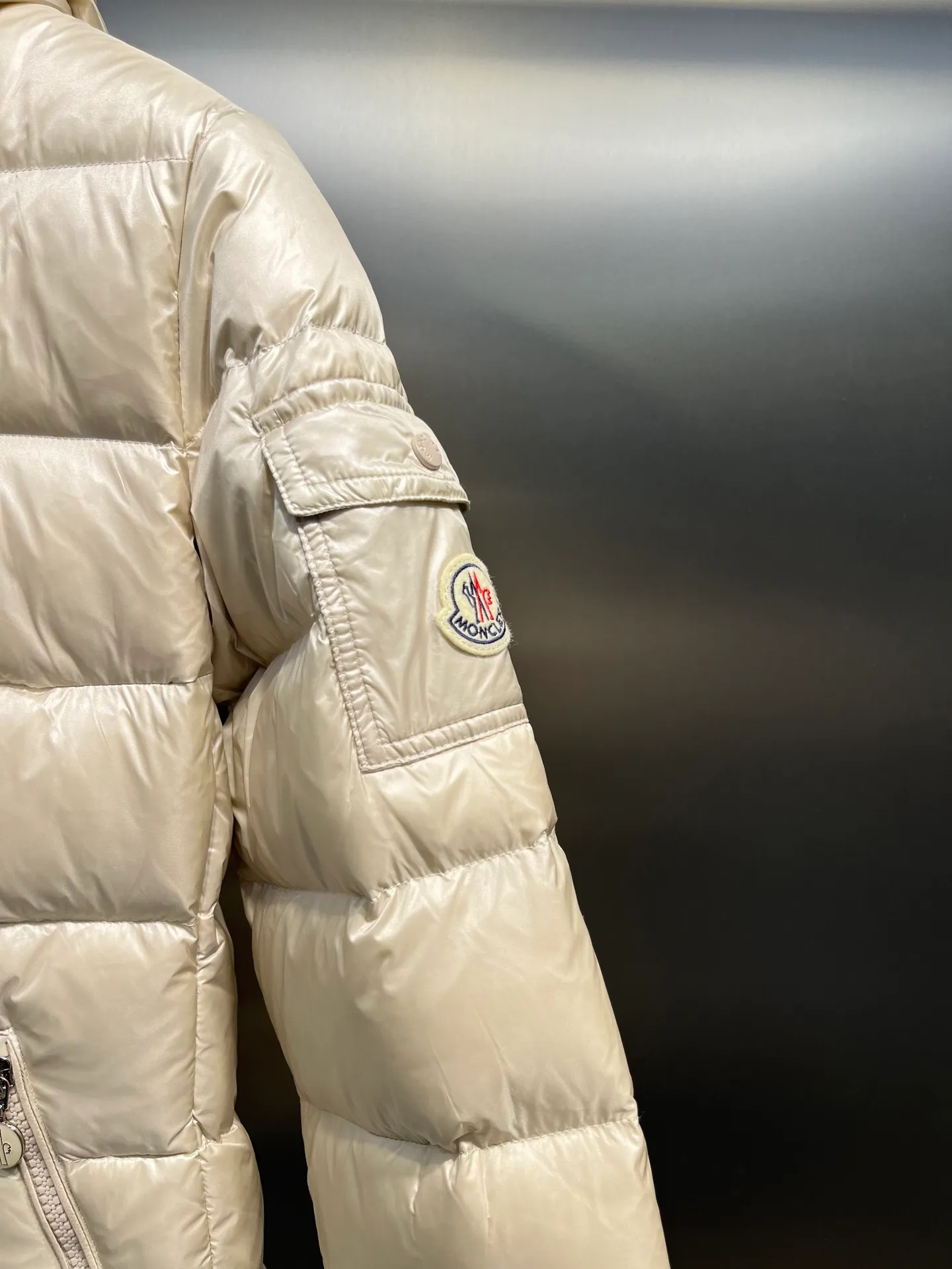 P980 moncler 🌟 2025 autumn and winter new down jacket. Original customized hardware accessories are all imported and original customization. Welcome to compare. Absolutely high quality. Made of top 90 white duck down. Super soft. Filled with fluffy and full feathers. Super heavy work. Fabric workmanship and perfect pattern. Pay attention to the fabric. Super comfortable. Exclusive model. Non-market goods. Same sizes for men and women.  size: 1234
