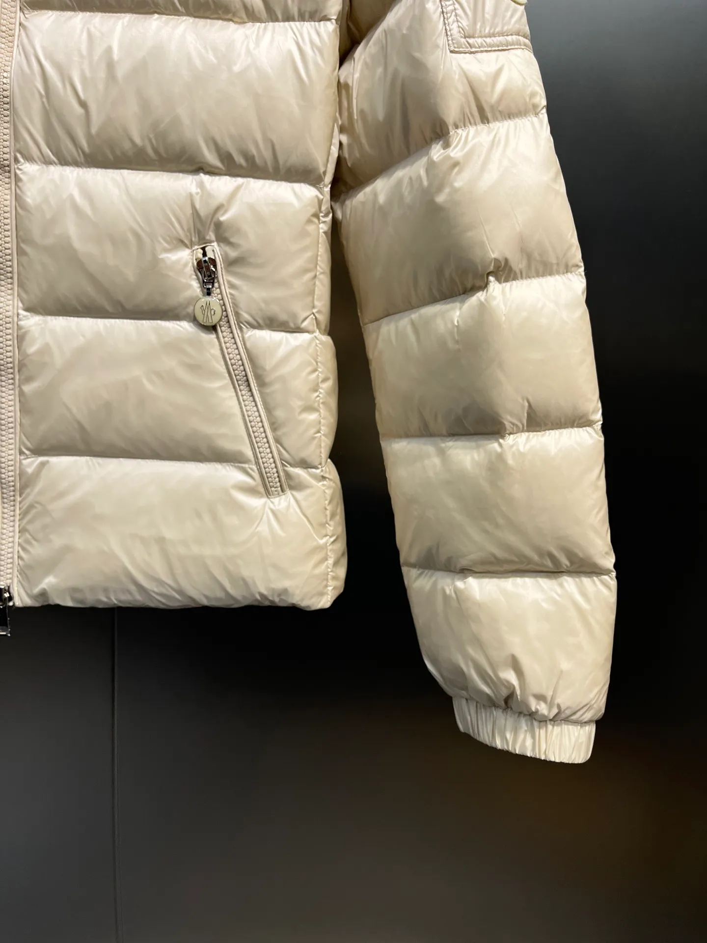 P980 moncler 🌟 2025 autumn and winter new down jacket. Original customized hardware accessories are all imported and original customization. Welcome to compare. Absolutely high quality. Made of top 90 white duck down. Super soft. Filled with fluffy and full feathers. Super heavy work. Fabric workmanship and perfect pattern. Pay attention to the fabric. Super comfortable. Exclusive model. Non-market goods. Same sizes for men and women.  size: 1234