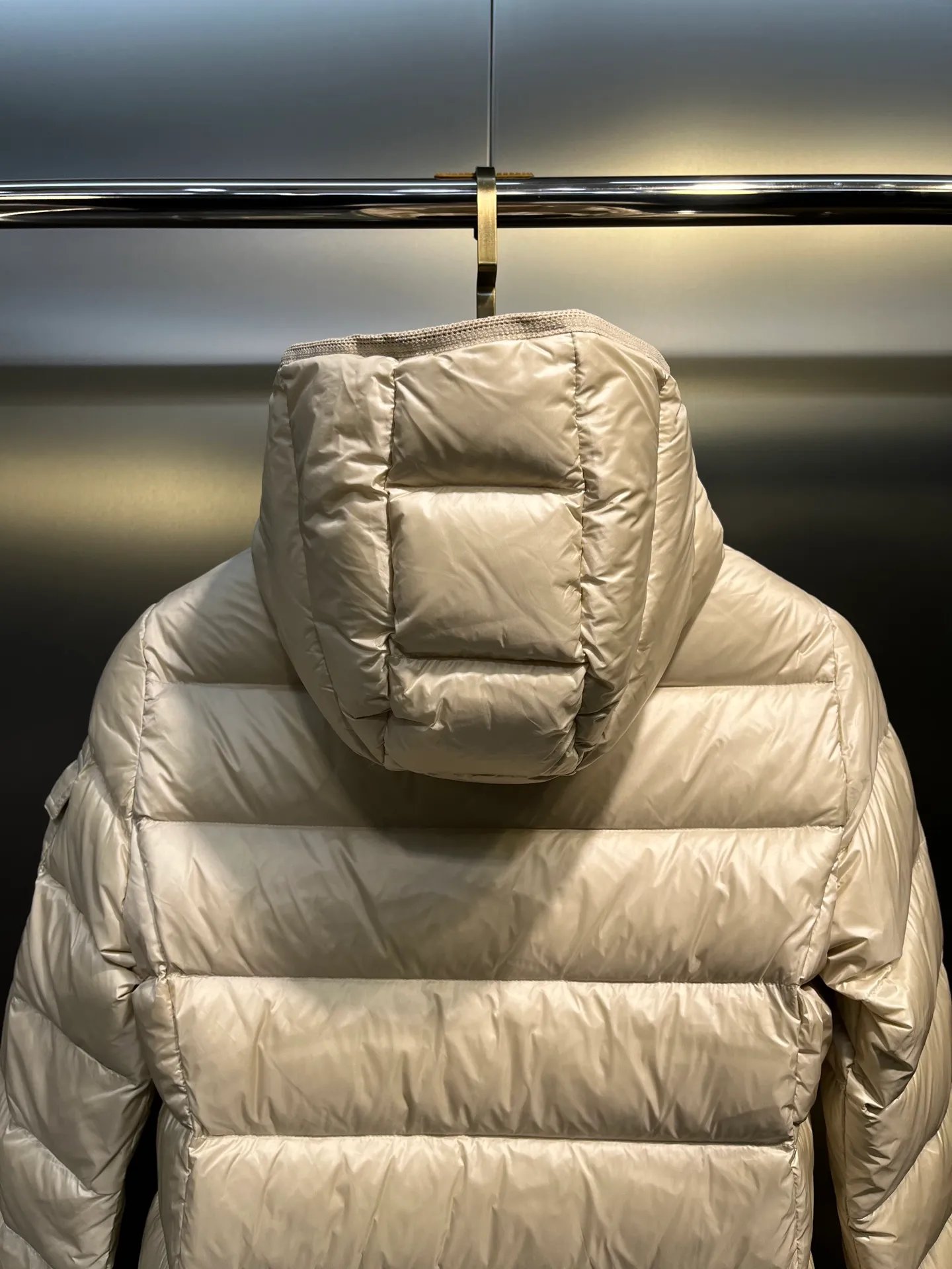 P980 moncler 🌟 2025 autumn and winter new down jacket. Original customized hardware accessories are all imported and original customization. Welcome to compare. Absolutely high quality. Made of top 90 white duck down. Super soft. Filled with fluffy and full feathers. Super heavy work. Fabric workmanship and perfect pattern. Pay attention to the fabric. Super comfortable. Exclusive model. Non-market goods. Same sizes for men and women.  size: 1234