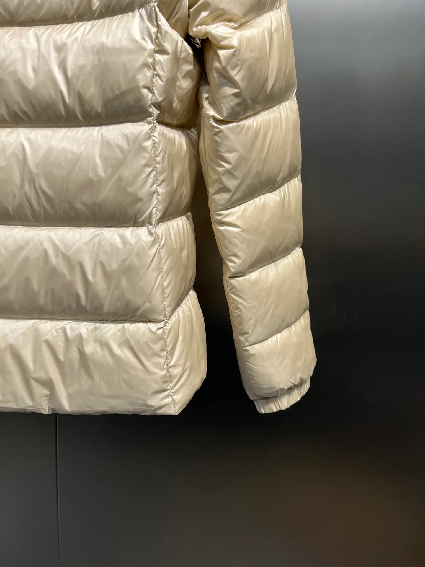 P980 moncler 🌟 2025 autumn and winter new down jacket. Original customized hardware accessories are all imported and original customization. Welcome to compare. Absolutely high quality. Made of top 90 white duck down. Super soft. Filled with fluffy and full feathers. Super heavy work. Fabric workmanship and perfect pattern. Pay attention to the fabric. Super comfortable. Exclusive model. Non-market goods. Same sizes for men and women.  size: 1234