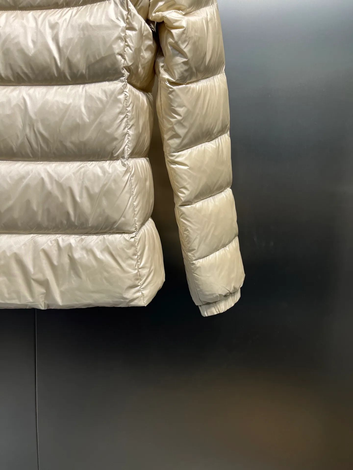 P980 moncler 🌟 2025 autumn and winter new down jacket. Original customized hardware accessories are all imported and original customization. Welcome to compare. Absolutely high quality. Made of top 90 white duck down. Super soft. Filled with fluffy and full feathers. Super heavy work. Fabric workmanship and perfect pattern. Pay attention to the fabric. Super comfortable. Exclusive model. Non-market goods. Same sizes for men and women.  size: 1234