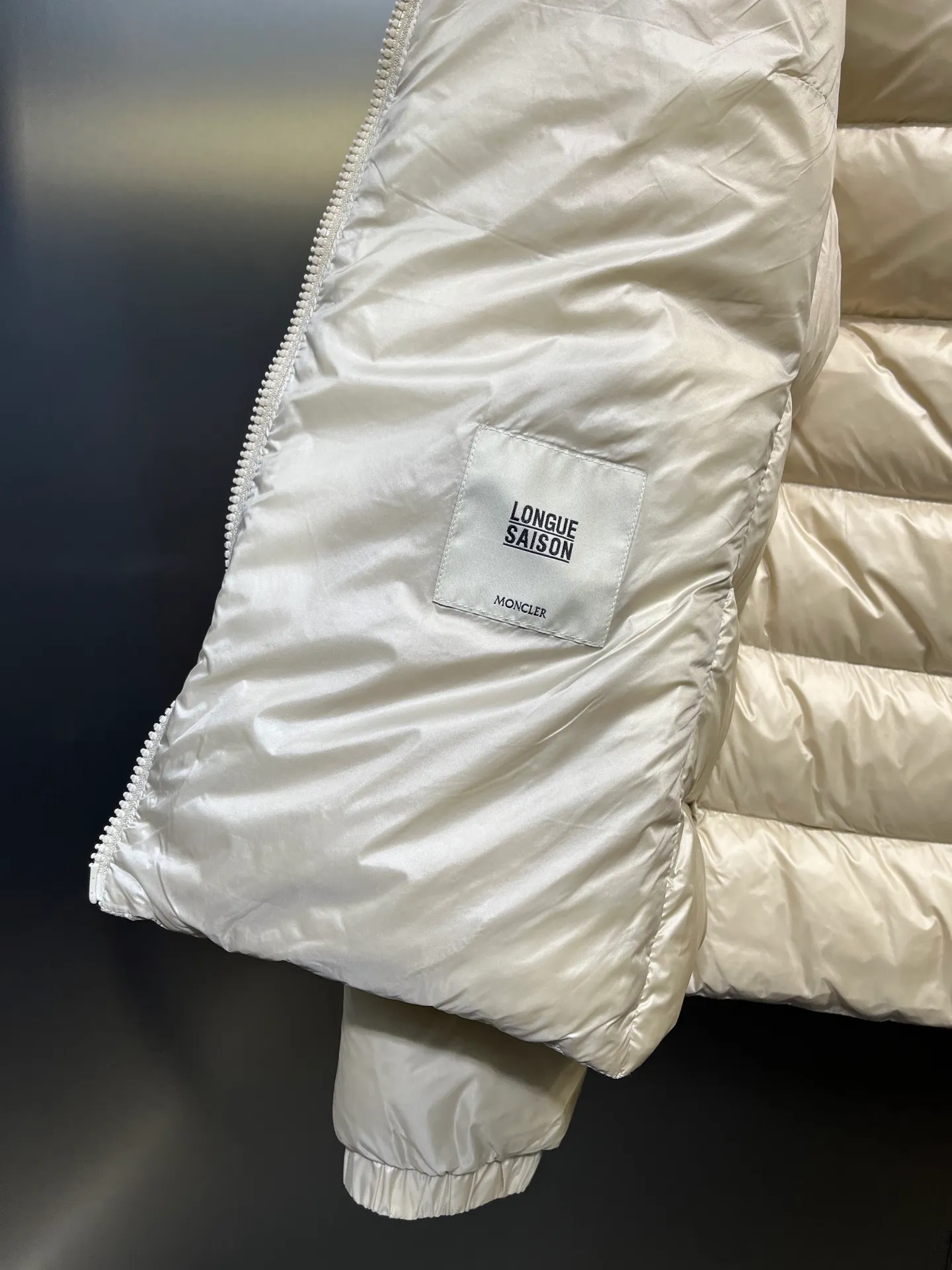 P980 moncler 🌟 2025 autumn and winter new down jacket. Original customized hardware accessories are all imported and original customization. Welcome to compare. Absolutely high quality. Made of top 90 white duck down. Super soft. Filled with fluffy and full feathers. Super heavy work. Fabric workmanship and perfect pattern. Pay attention to the fabric. Super comfortable. Exclusive model. Non-market goods. Same sizes for men and women.  size: 1234