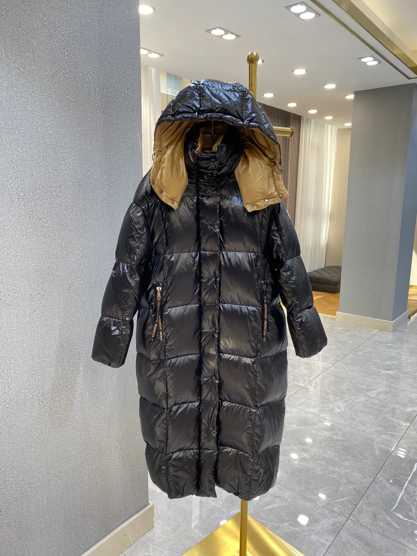 P820 ​​🧣Moncler over-the-knee hooded extra long hooded down jacket, slim fit, very easy to wear, gives you both warmth and style! A long down jacket is a must-have in your winter wardrobe! Get it all in one piece from top to bottom, perfect to withstand the cold winter! ❄️ 🦆The inside is properly filled with 90% duck down, and the filling volume is very full!!! This is not the cheap down cotton on the market! ❌ The inner liner is designed to prevent velvet drilling, and there is no possibility of velvet drilling! No need to worry about getting a little chilly!  It feels fluffy and soft, and it feels very comfortable and warm when worn on the upper body. It's like wearing a warm bread 🍞 It's much lighter than a quilt and much more comfortable! Nothing restrictive! Lightweight, warm, and very secure🔥🔥 You don’t need it now, but when the weather gets cold🥶 In winter, this down jacket will just make you put it on and not want to take it off. It will bring you warmth and security from head to toe! As I grow older, I pay more attention to health 😲 No matter how much ginger soup you drink, a thick and warm quilt like this is not as effective! Code number: 0 1 2 3