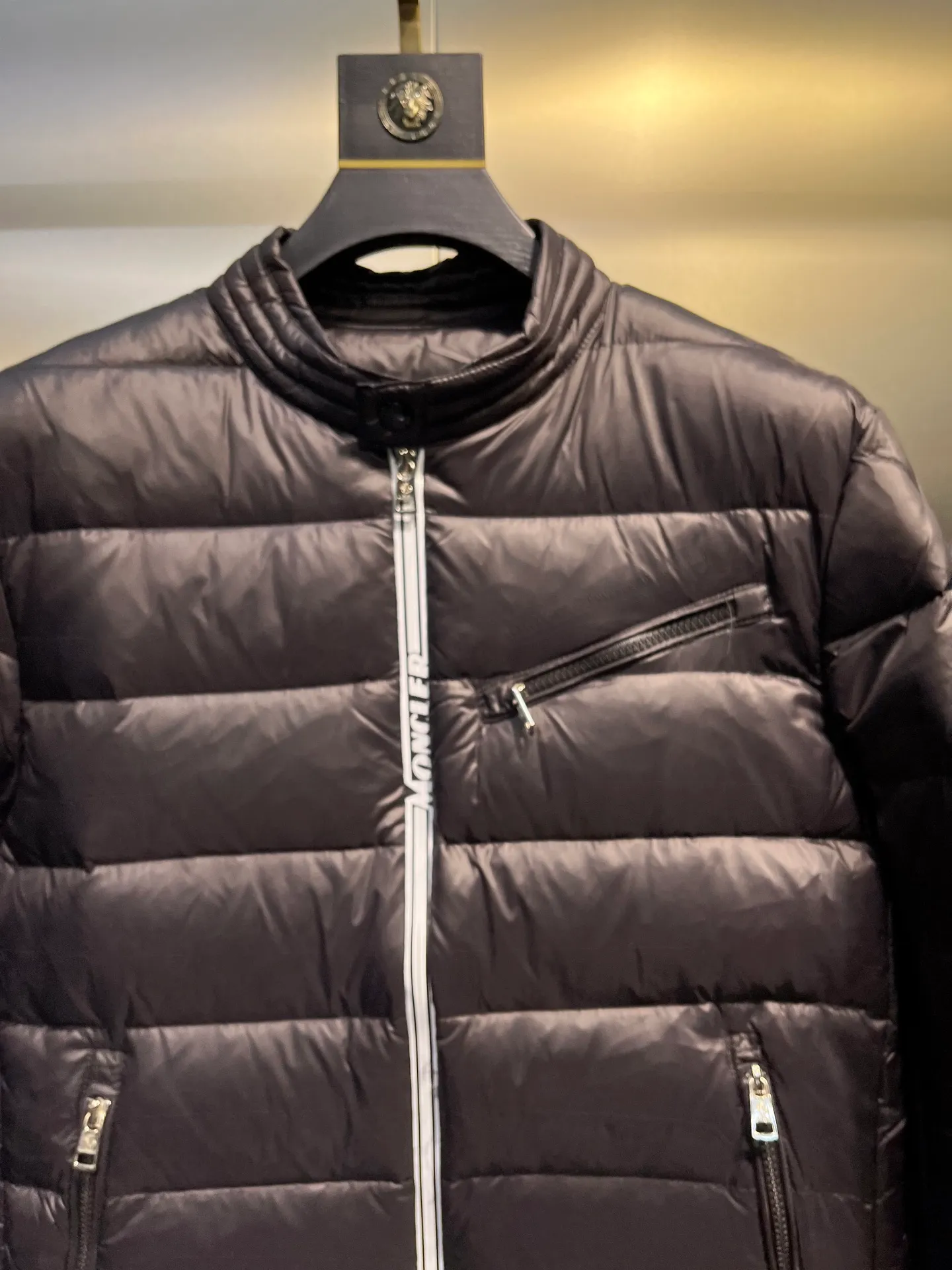 P840 Moncler Men's Mouth Men's Short Down Jacket Caroux Series ~ A big hit, an exclusive debut, a rare and valuable limited edition. Classics will never go out of style. This season's main high-performance street style series! A trendy style that is convenient, neat and handsome, it is available through trading company channels, and its quality can withstand any form of inspection. Features: white zipper with logo in English letters, fully displaying the iconic design of the Moncler brand. Material: The outstanding achievements of high-tech fabrics are not exaggerated. We provide bright polyester fiber nylon fabrics for customers. The ultra-fine and delicate texture is extremely smooth, has high elastic recovery effect, is breathable and comfortable without stuffiness. Color: navy blue, black Size: 1-2-3-4-5