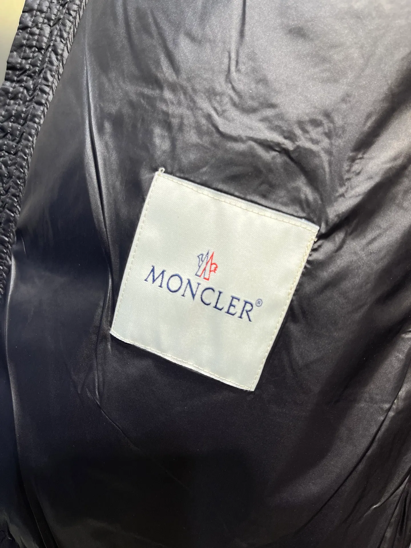 P840 Moncler Men's Mouth Men's Short Down Jacket Caroux Series ~ A big hit, an exclusive debut, a rare and valuable limited edition. Classics will never go out of style. This season's main high-performance street style series! A trendy style that is convenient, neat and handsome, it is available through trading company channels, and its quality can withstand any form of inspection. Features: white zipper with logo in English letters, fully displaying the iconic design of the Moncler brand. Material: The outstanding achievements of high-tech fabrics are not exaggerated. We provide bright polyester fiber nylon fabrics for customers. The ultra-fine and delicate texture is extremely smooth, has high elastic recovery effect, is breathable and comfortable without stuffiness. Color: navy blue, black Size: 1-2-3-4-5