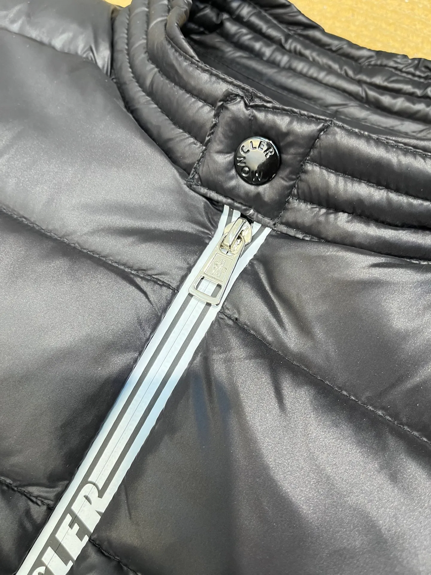 P840 Moncler Men's Mouth Men's Short Down Jacket Caroux Series ~ A big hit, an exclusive debut, a rare and valuable limited edition. Classics will never go out of style. This season's main high-performance street style series! A trendy style that is convenient, neat and handsome, it is available through trading company channels, and its quality can withstand any form of inspection. Features: white zipper with logo in English letters, fully displaying the iconic design of the Moncler brand. Material: The outstanding achievements of high-tech fabrics are not exaggerated. We provide bright polyester fiber nylon fabrics for customers. The ultra-fine and delicate texture is extremely smooth, has high elastic recovery effect, is breathable and comfortable without stuffiness. Color: navy blue, black Size: 1-2-3-4-5