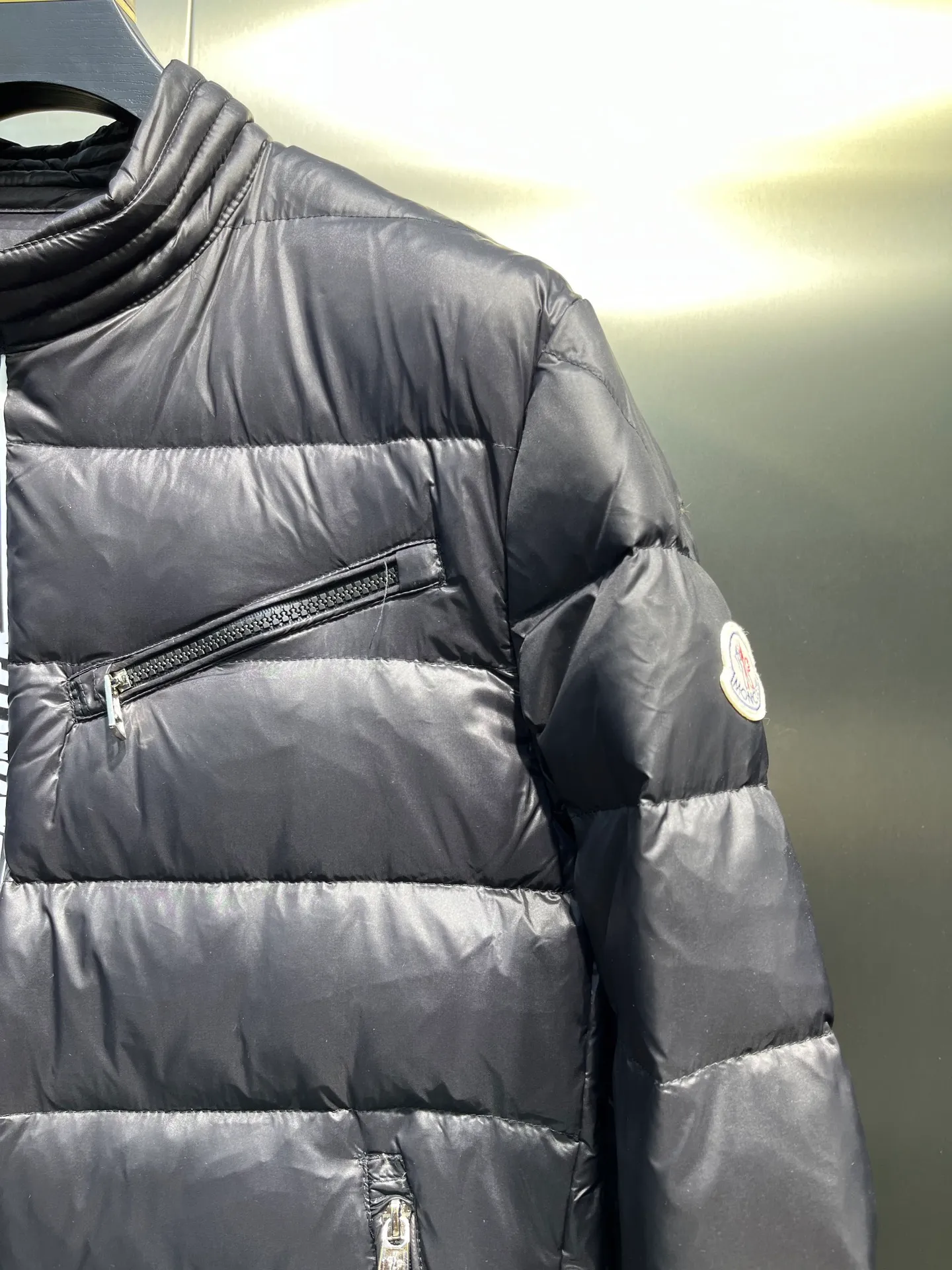 P840 Moncler Men's Mouth Men's Short Down Jacket Caroux Series ~ A big hit, an exclusive debut, a rare and valuable limited edition. Classics will never go out of style. This season's main high-performance street style series! A trendy style that is convenient, neat and handsome, it is available through trading company channels, and its quality can withstand any form of inspection. Features: white zipper with logo in English letters, fully displaying the iconic design of the Moncler brand. Material: The outstanding achievements of high-tech fabrics are not exaggerated. We provide bright polyester fiber nylon fabrics for customers. The ultra-fine and delicate texture is extremely smooth, has high elastic recovery effect, is breathable and comfortable without stuffiness. Color: navy blue, black Size: 1-2-3-4-5