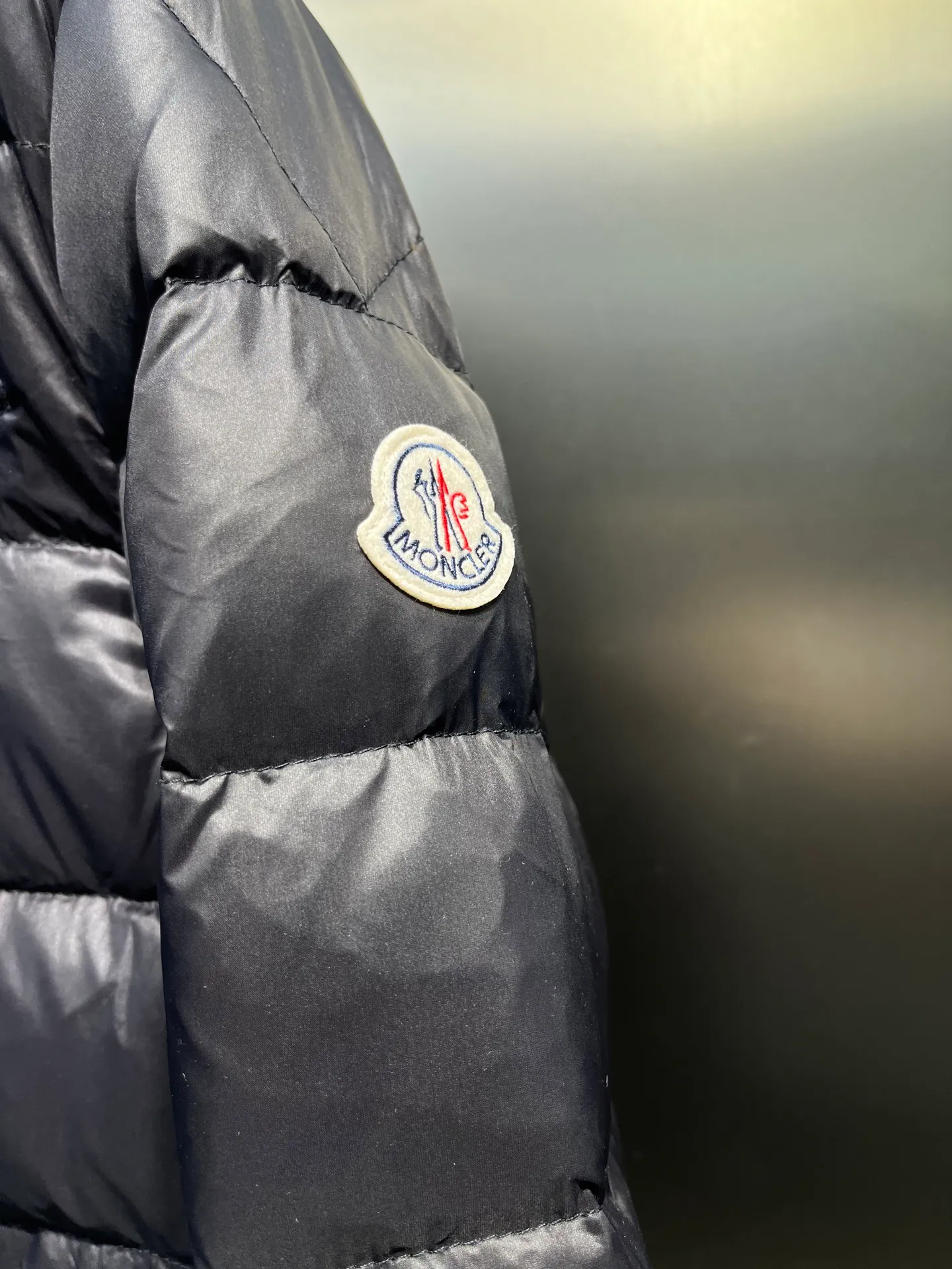 P840 Moncler Men's Mouth Men's Short Down Jacket Caroux Series ~ A big hit, an exclusive debut, a rare and valuable limited edition. Classics will never go out of style. This season's main high-performance street style series! A trendy style that is convenient, neat and handsome, it is available through trading company channels, and its quality can withstand any form of inspection. Features: white zipper with logo in English letters, fully displaying the iconic design of the Moncler brand. Material: The outstanding achievements of high-tech fabrics are not exaggerated. We provide bright polyester fiber nylon fabrics for customers. The ultra-fine and delicate texture is extremely smooth, has high elastic recovery effect, is breathable and comfortable without stuffiness. Color: navy blue, black Size: 1-2-3-4-5