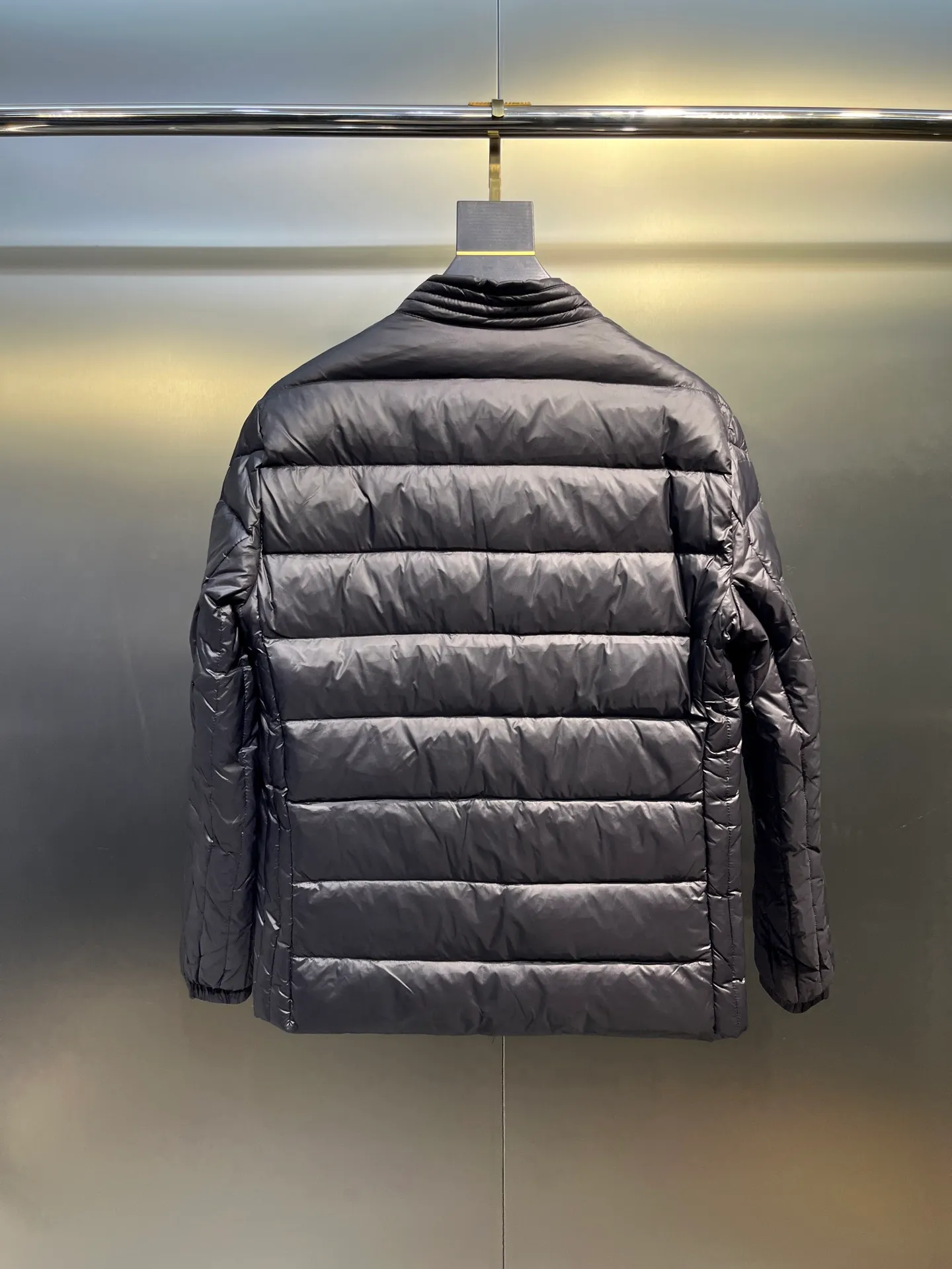 P840 Moncler Men's Mouth Men's Short Down Jacket Caroux Series ~ A big hit, an exclusive debut, a rare and valuable limited edition. Classics will never go out of style. This season's main high-performance street style series! A trendy style that is convenient, neat and handsome, it is available through trading company channels, and its quality can withstand any form of inspection. Features: white zipper with logo in English letters, fully displaying the iconic design of the Moncler brand. Material: The outstanding achievements of high-tech fabrics are not exaggerated. We provide bright polyester fiber nylon fabrics for customers. The ultra-fine and delicate texture is extremely smooth, has high elastic recovery effect, is breathable and comfortable without stuffiness. Color: navy blue, black Size: 1-2-3-4-5