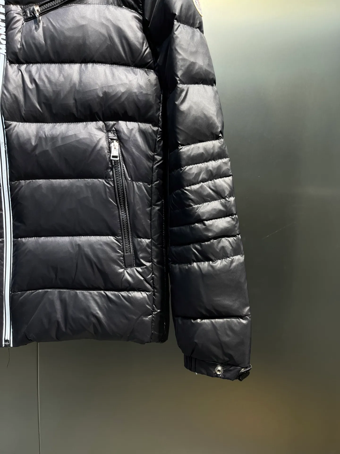 P840 Moncler Men's Mouth Men's Short Down Jacket Caroux Series ~ A big hit, an exclusive debut, a rare and valuable limited edition. Classics will never go out of style. This season's main high-performance street style series! A trendy style that is convenient, neat and handsome, it is available through trading company channels, and its quality can withstand any form of inspection. Features: white zipper with logo in English letters, fully displaying the iconic design of the Moncler brand. Material: The outstanding achievements of high-tech fabrics are not exaggerated. We provide bright polyester fiber nylon fabrics for customers. The ultra-fine and delicate texture is extremely smooth, has high elastic recovery effect, is breathable and comfortable without stuffiness. Color: navy blue, black Size: 1-2-3-4-5