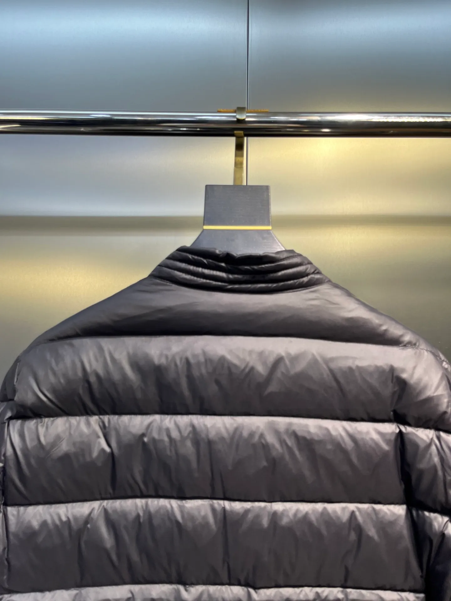 P840 Moncler Men's Mouth Men's Short Down Jacket Caroux Series ~ A big hit, an exclusive debut, a rare and valuable limited edition. Classics will never go out of style. This season's main high-performance street style series! A trendy style that is convenient, neat and handsome, it is available through trading company channels, and its quality can withstand any form of inspection. Features: white zipper with logo in English letters, fully displaying the iconic design of the Moncler brand. Material: The outstanding achievements of high-tech fabrics are not exaggerated. We provide bright polyester fiber nylon fabrics for customers. The ultra-fine and delicate texture is extremely smooth, has high elastic recovery effect, is breathable and comfortable without stuffiness. Color: navy blue, black Size: 1-2-3-4-5