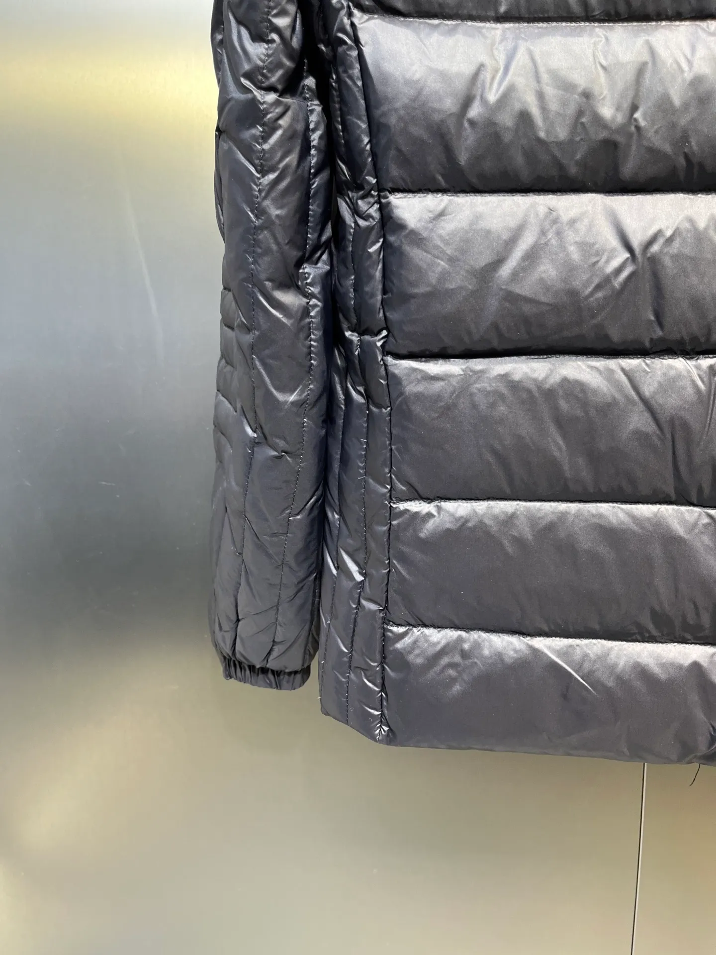 P840 Moncler Men's Mouth Men's Short Down Jacket Caroux Series ~ A big hit, an exclusive debut, a rare and valuable limited edition. Classics will never go out of style. This season's main high-performance street style series! A trendy style that is convenient, neat and handsome, it is available through trading company channels, and its quality can withstand any form of inspection. Features: white zipper with logo in English letters, fully displaying the iconic design of the Moncler brand. Material: The outstanding achievements of high-tech fabrics are not exaggerated. We provide bright polyester fiber nylon fabrics for customers. The ultra-fine and delicate texture is extremely smooth, has high elastic recovery effect, is breathable and comfortable without stuffiness. Color: navy blue, black Size: 1-2-3-4-5
