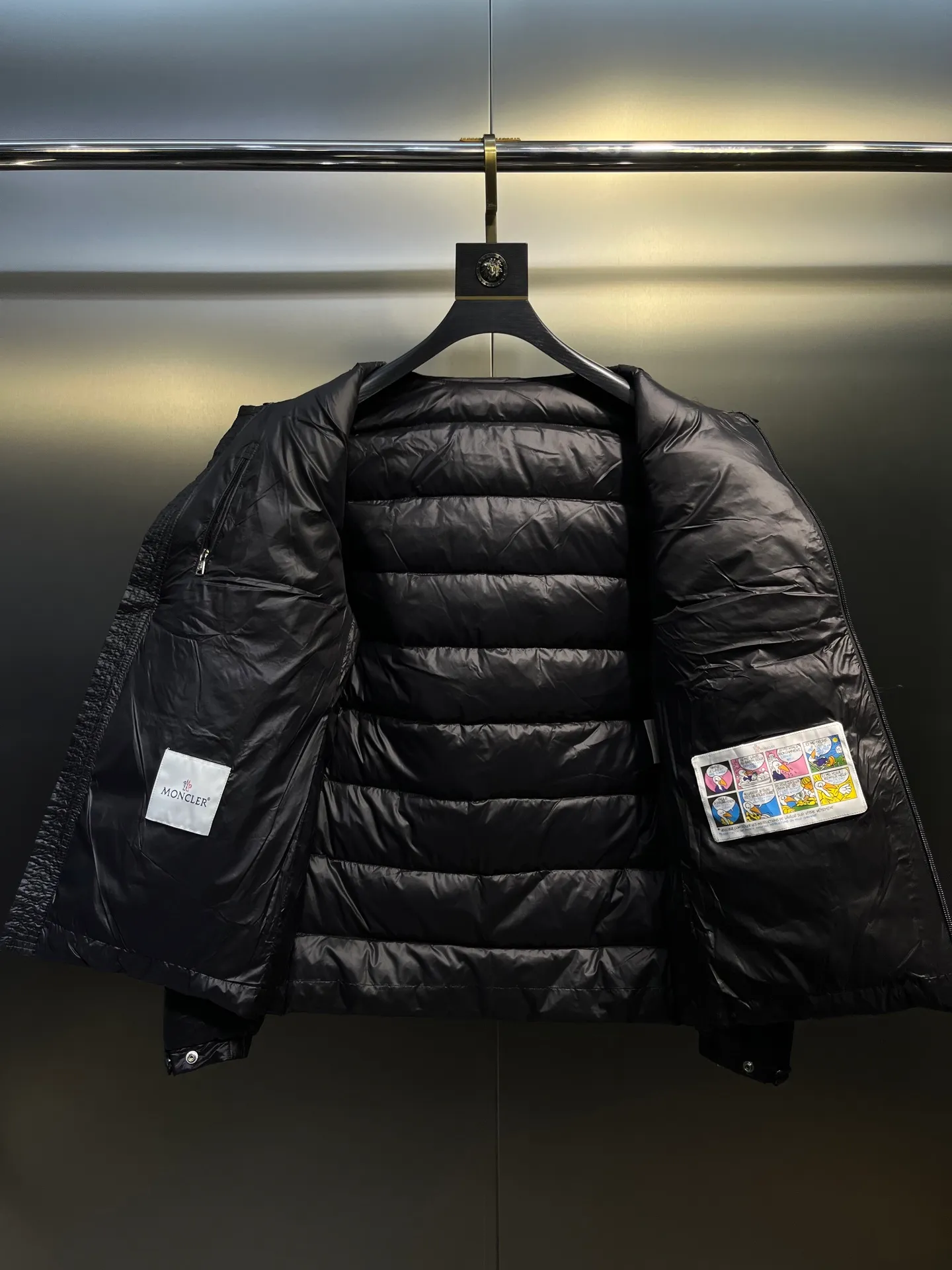 P840 Moncler Men's Mouth Men's Short Down Jacket Caroux Series ~ A big hit, an exclusive debut, a rare and valuable limited edition. Classics will never go out of style. This season's main high-performance street style series! A trendy style that is convenient, neat and handsome, it is available through trading company channels, and its quality can withstand any form of inspection. Features: white zipper with logo in English letters, fully displaying the iconic design of the Moncler brand. Material: The outstanding achievements of high-tech fabrics are not exaggerated. We provide bright polyester fiber nylon fabrics for customers. The ultra-fine and delicate texture is extremely smooth, has high elastic recovery effect, is breathable and comfortable without stuffiness. Color: navy blue, black Size: 1-2-3-4-5