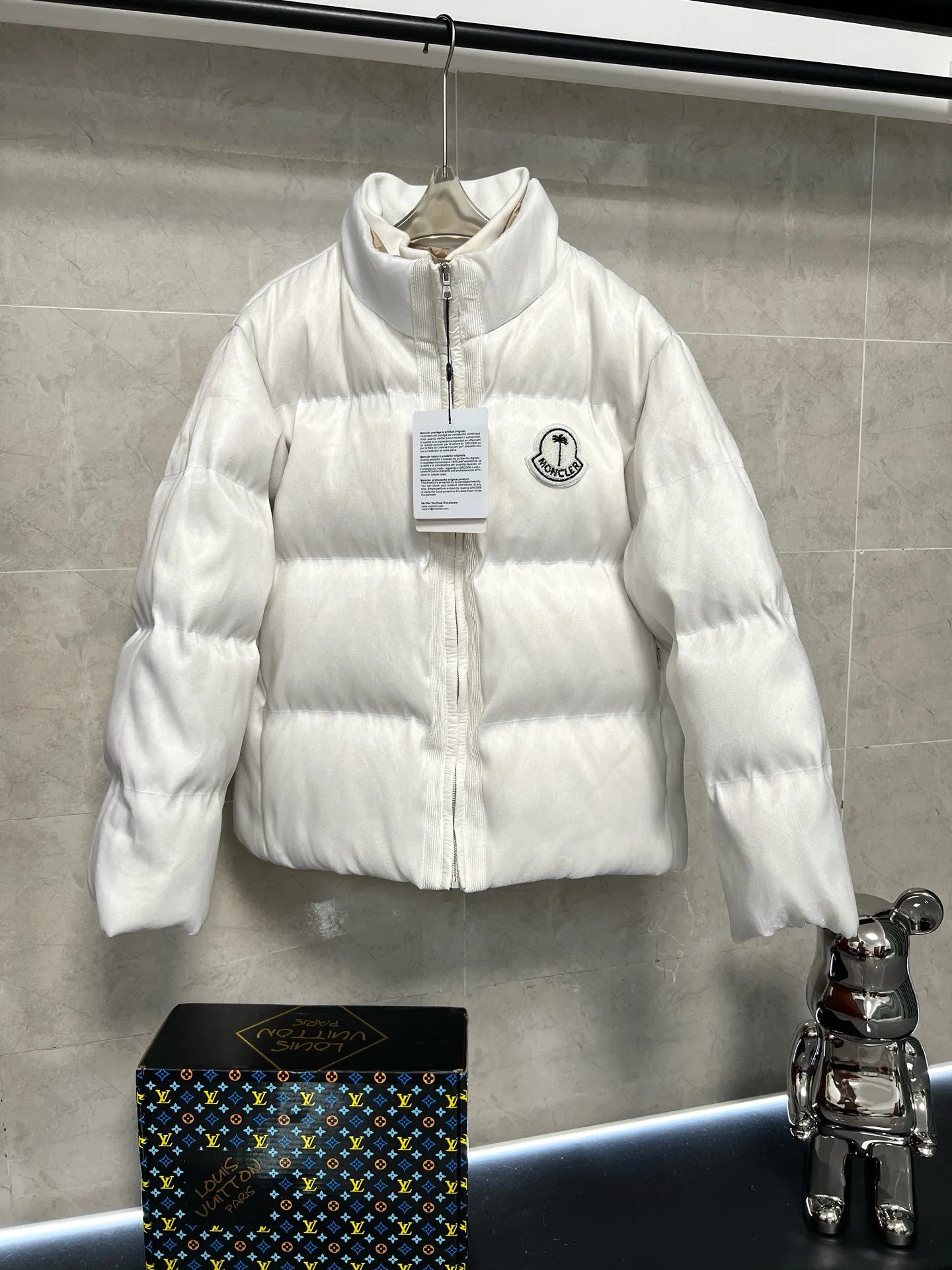 P1360 Moncler's new luminous light down jacket with a full mouth. It is a style with a sense of future technology. It is definitely cool and attracts attention when going out. It is unremarkable during the day, but it is absolutely full of effect when it comes out at night. There is a socket in the pocket for charging. The upper body is like the most beautiful boy on the street. He is wearing a star. The chest badge letter logo is embellished. The overall personality is fashionable and cool. The upper body is full of velvet, cool and comfortable. Size: 1234