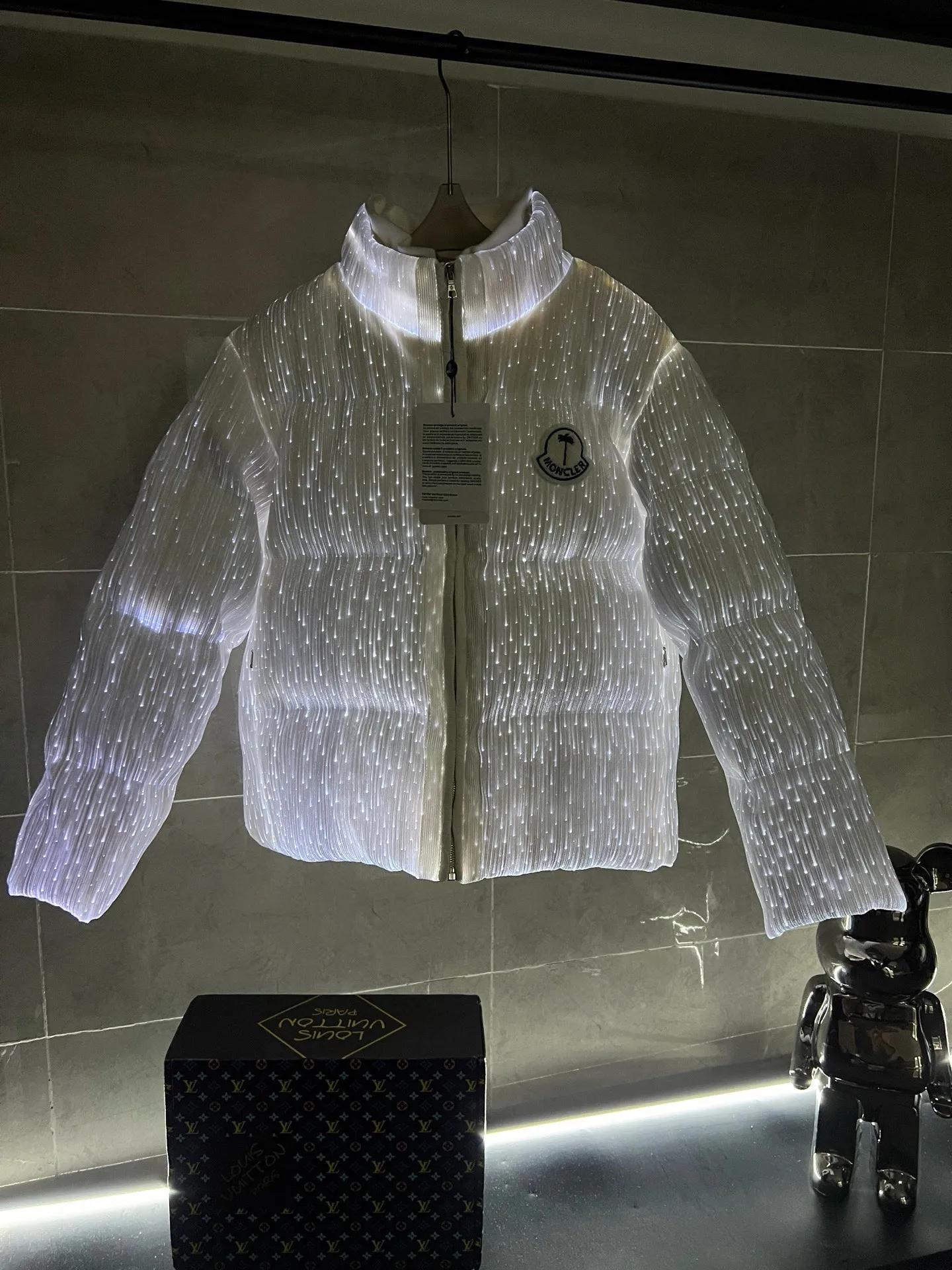P1360 Moncler's new luminous light down jacket with a full mouth. It is a style with a sense of future technology. It is definitely cool and attracts attention when going out. It is unremarkable during the day, but it is absolutely full of effect when it comes out at night. There is a socket in the pocket for charging. The upper body is like the most beautiful boy on the street. He is wearing a star. The chest badge letter logo is embellished. The overall personality is fashionable and cool. The upper body is full of velvet, cool and comfortable. Size: 1234