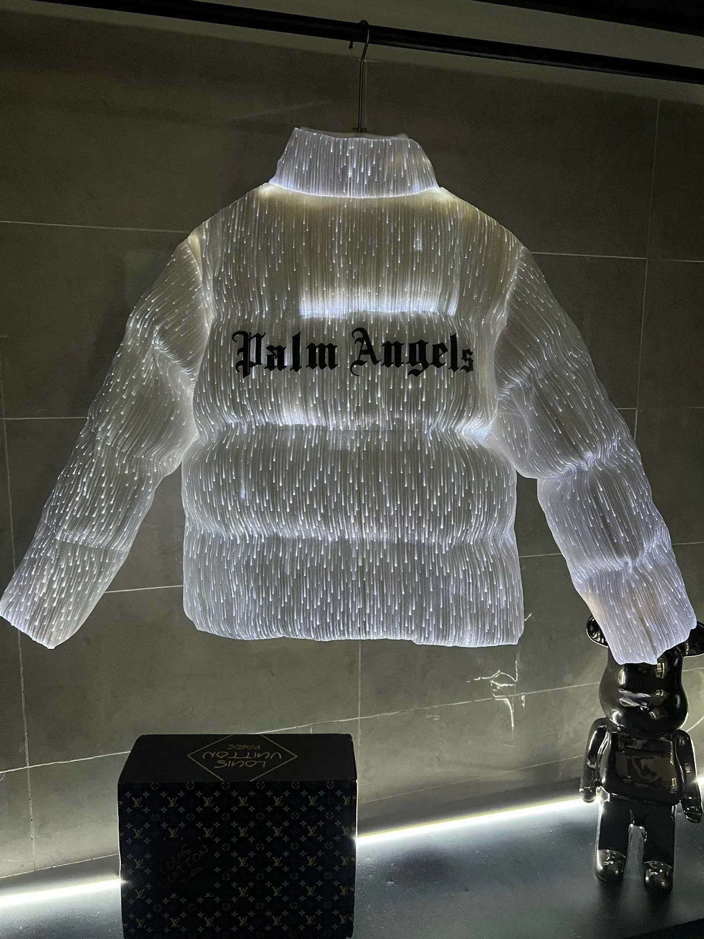 P1360 Moncler's new luminous light down jacket with a full mouth. It is a style with a sense of future technology. It is definitely cool and attracts attention when going out. It is unremarkable during the day, but it is absolutely full of effect when it comes out at night. There is a socket in the pocket for charging. The upper body is like the most beautiful boy on the street. He is wearing a star. The chest badge letter logo is embellished. The overall personality is fashionable and cool. The upper body is full of velvet, cool and comfortable. Size: 1234
