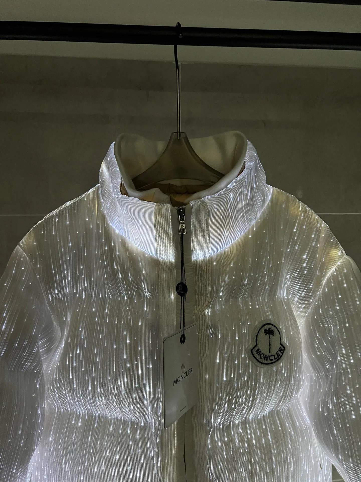 P1360 Moncler's new luminous light down jacket with a full mouth. It is a style with a sense of future technology. It is definitely cool and attracts attention when going out. It is unremarkable during the day, but it is absolutely full of effect when it comes out at night. There is a socket in the pocket for charging. The upper body is like the most beautiful boy on the street. He is wearing a star. The chest badge letter logo is embellished. The overall personality is fashionable and cool. The upper body is full of velvet, cool and comfortable. Size: 1234